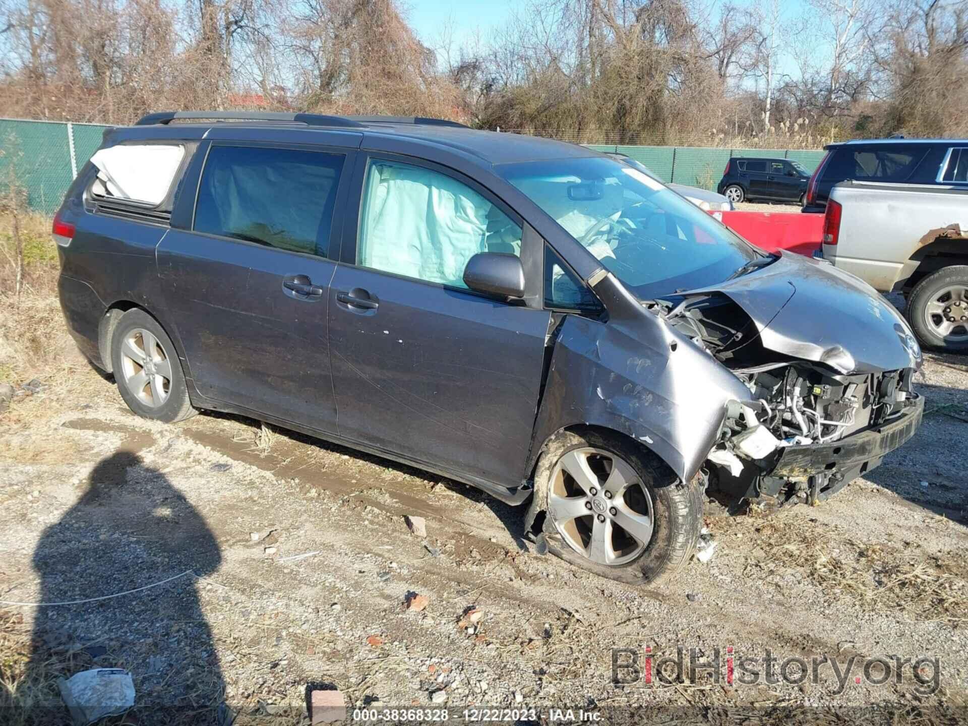 Photo 5TDKK3DC7BS166900 - TOYOTA SIENNA 2011