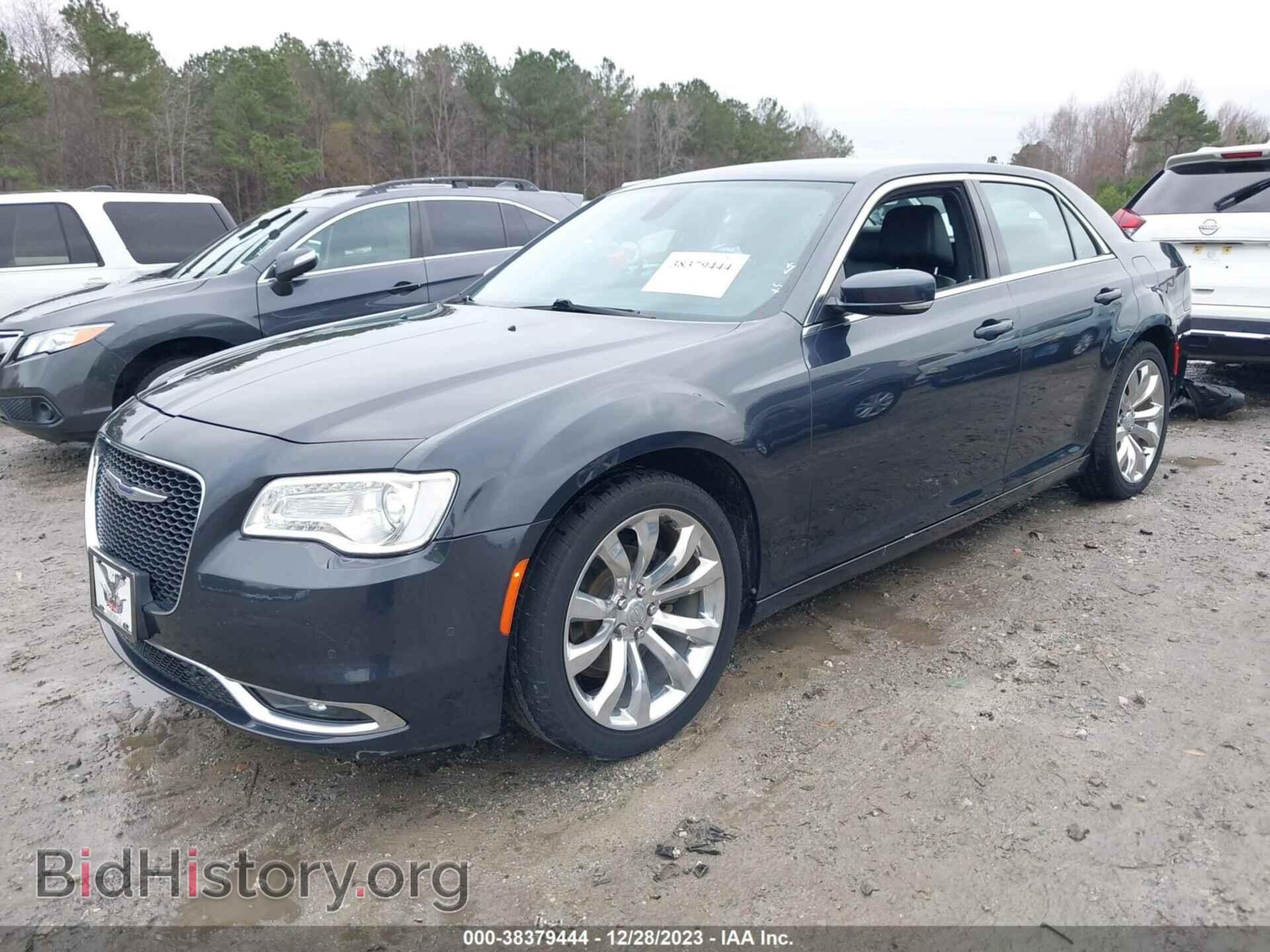 2019 CHRYSLER 300 - VIN: 2C3CCAAG1KH592789 - Фото 2