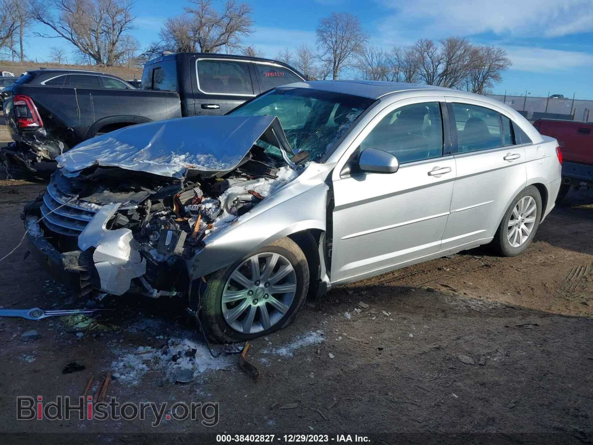 2010 CHRYSLER SEBRING - VIN: 1C3CC5FD8AN134744 - Фото 2
