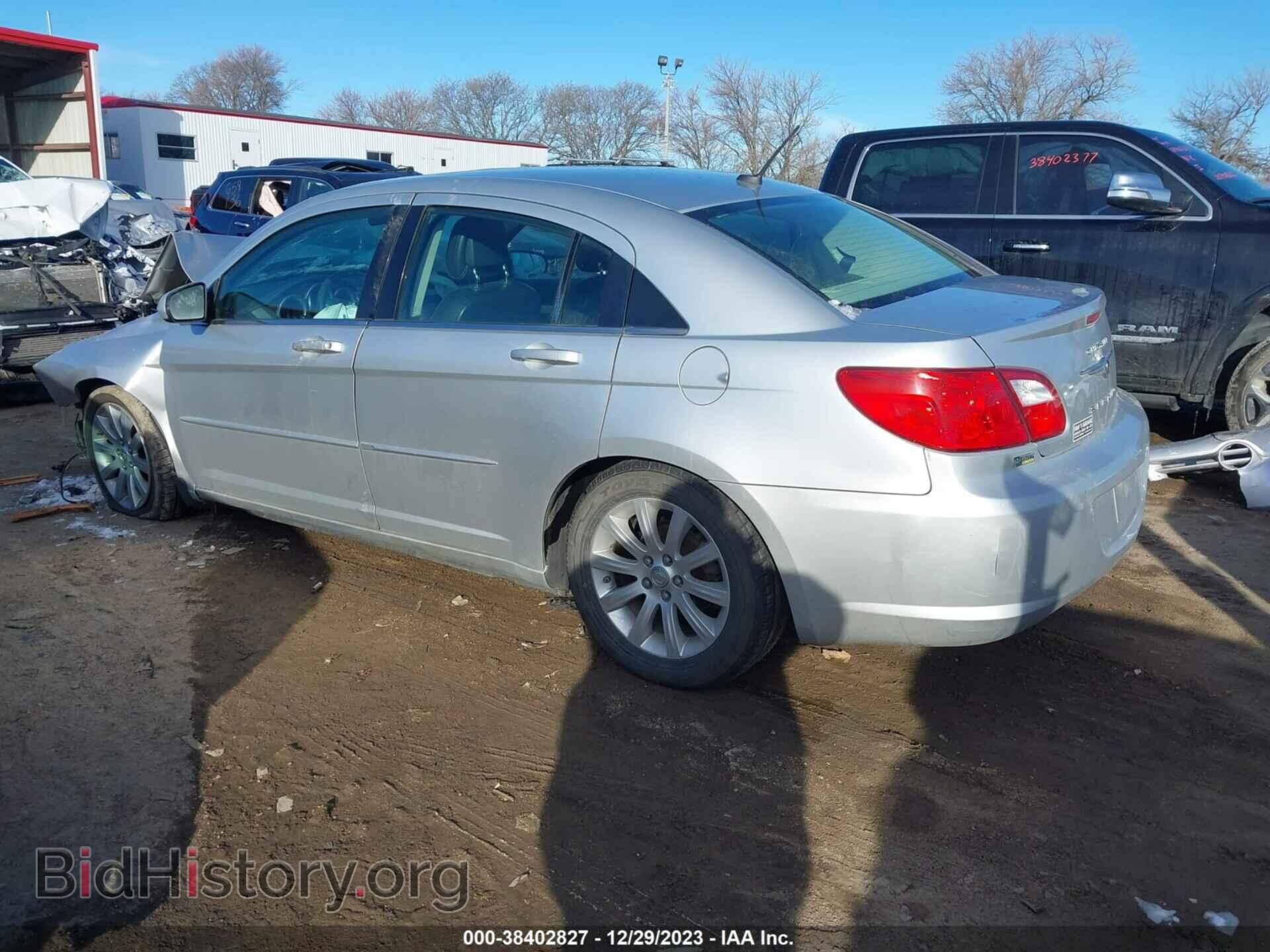 2010 CHRYSLER SEBRING - VIN: 1C3CC5FD8AN134744 - Фото 3