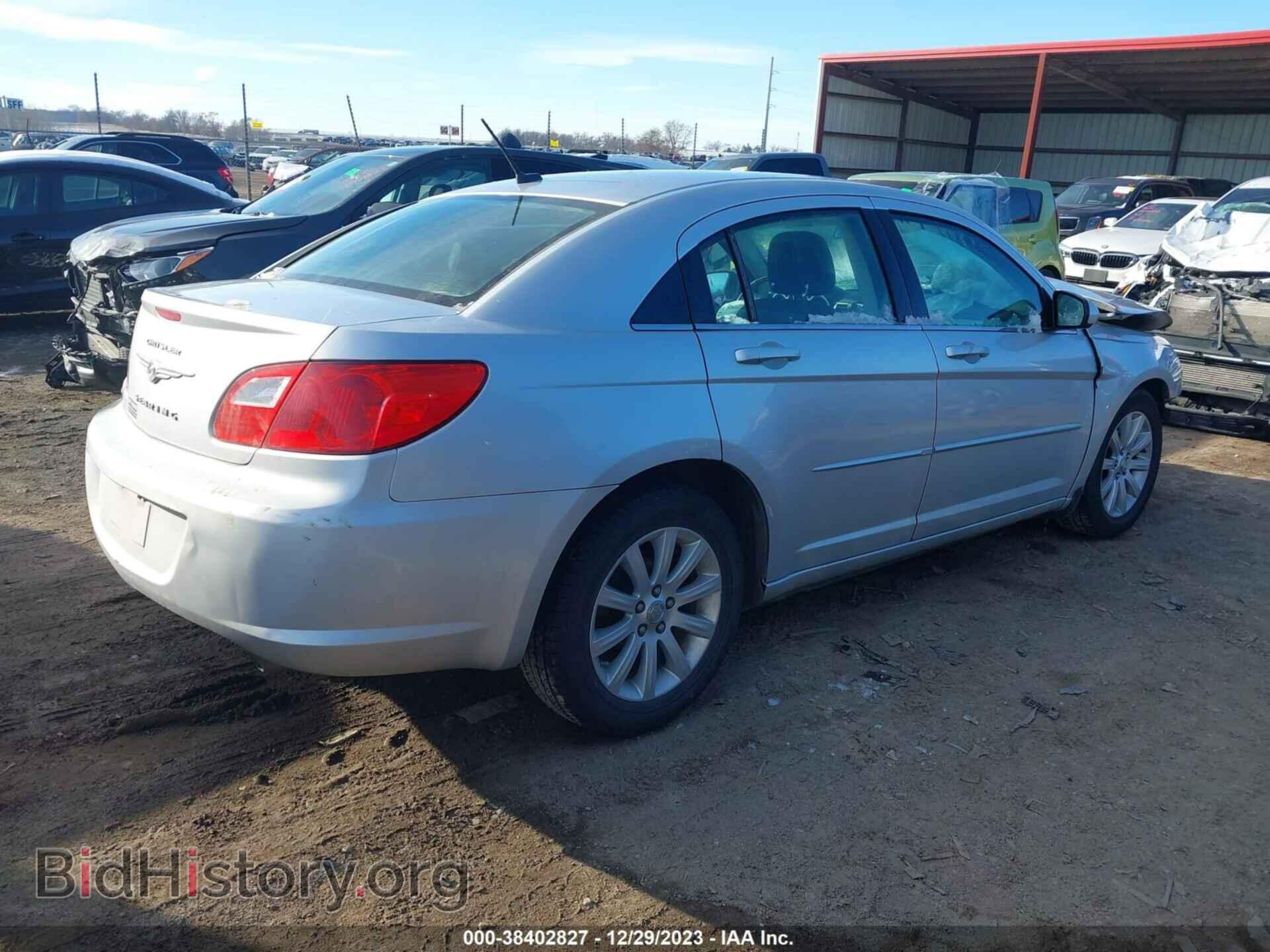 2010 CHRYSLER SEBRING - VIN: 1C3CC5FD8AN134744 - Фото 4