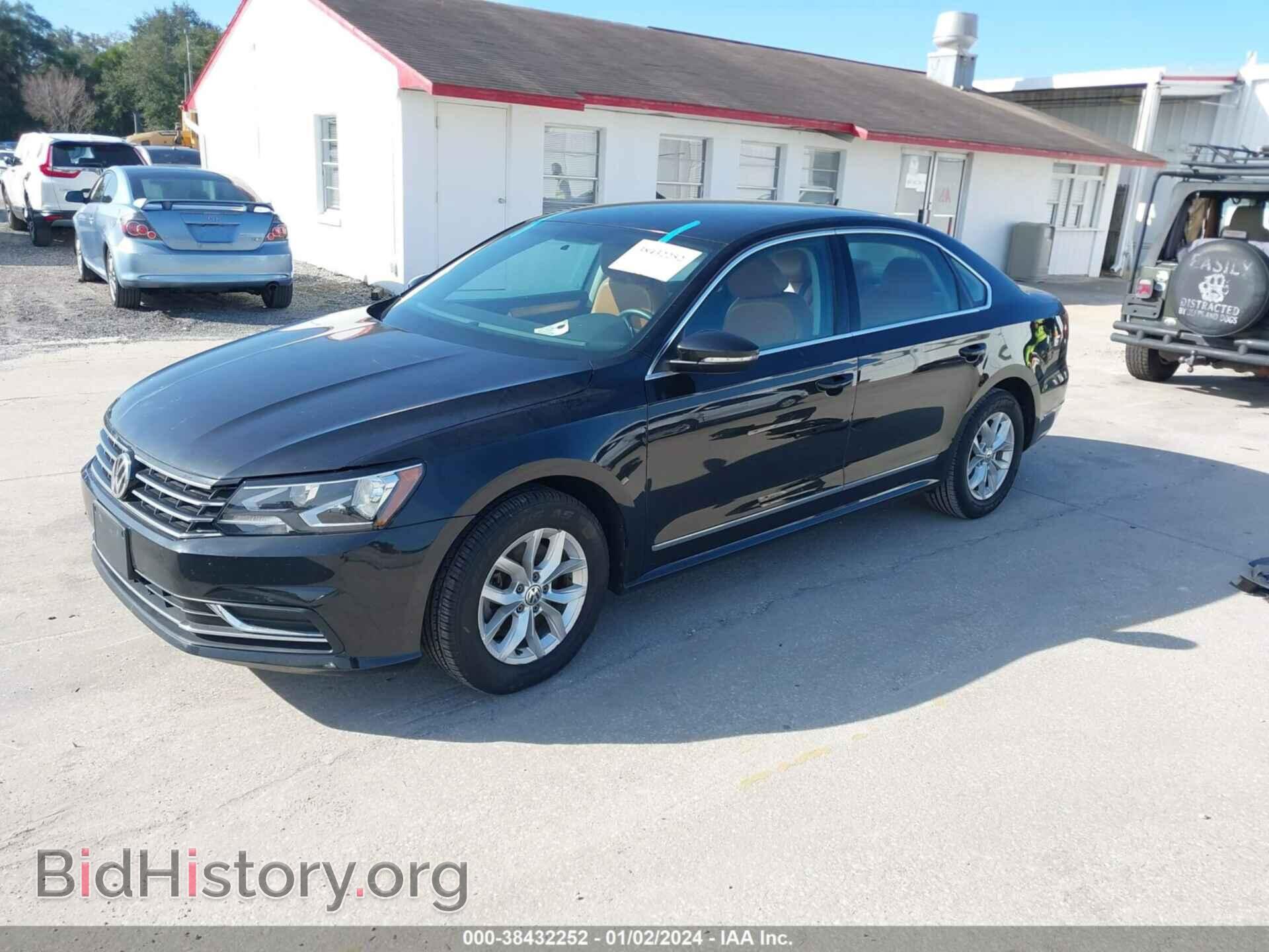 2017 VOLKSWAGEN PASSAT - VIN: 1VWAT7A34HC076003 - Фото 2