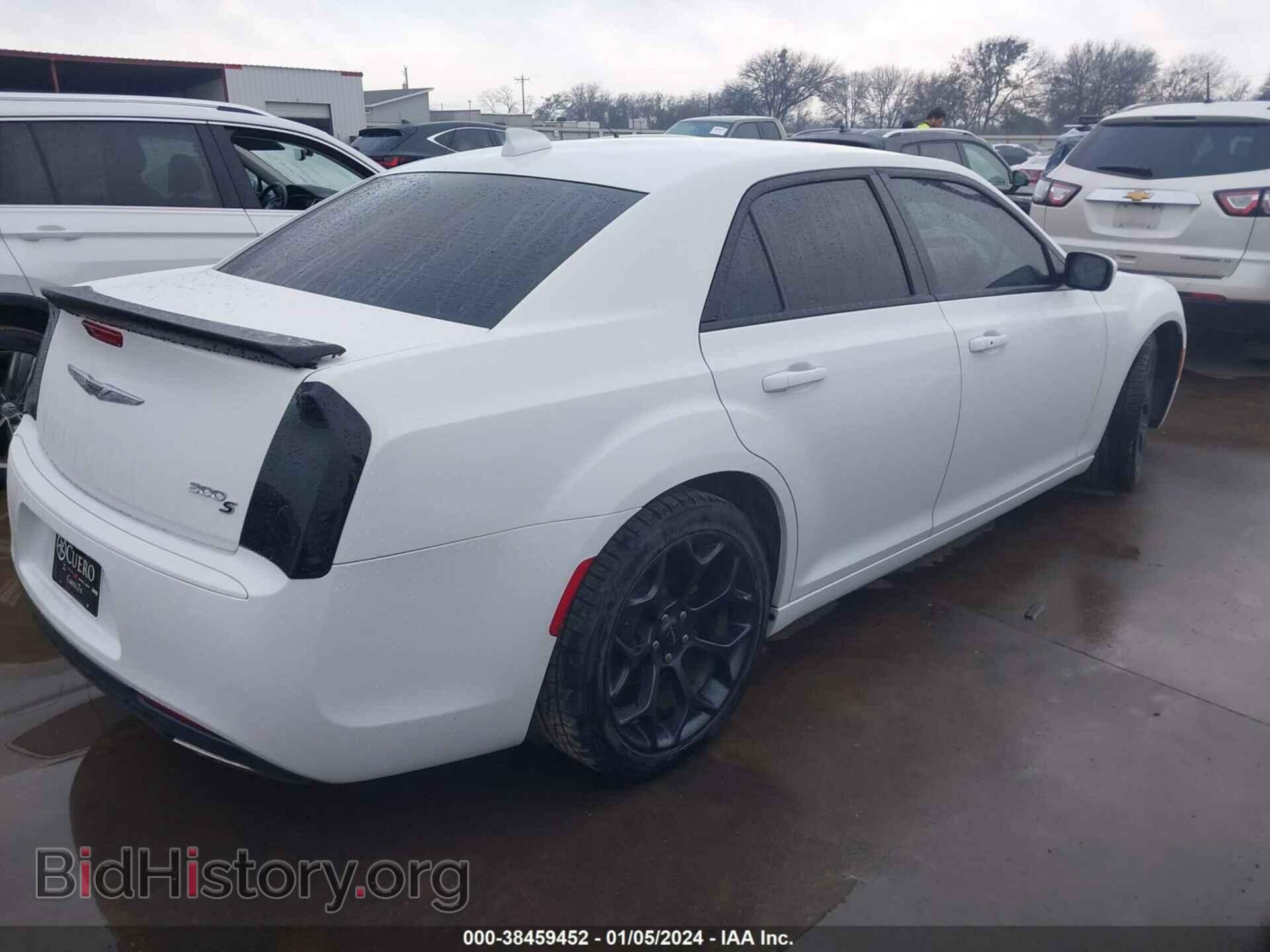 2019 CHRYSLER 300 - VIN: 2C3CCABG6KH539441 - Фото 4