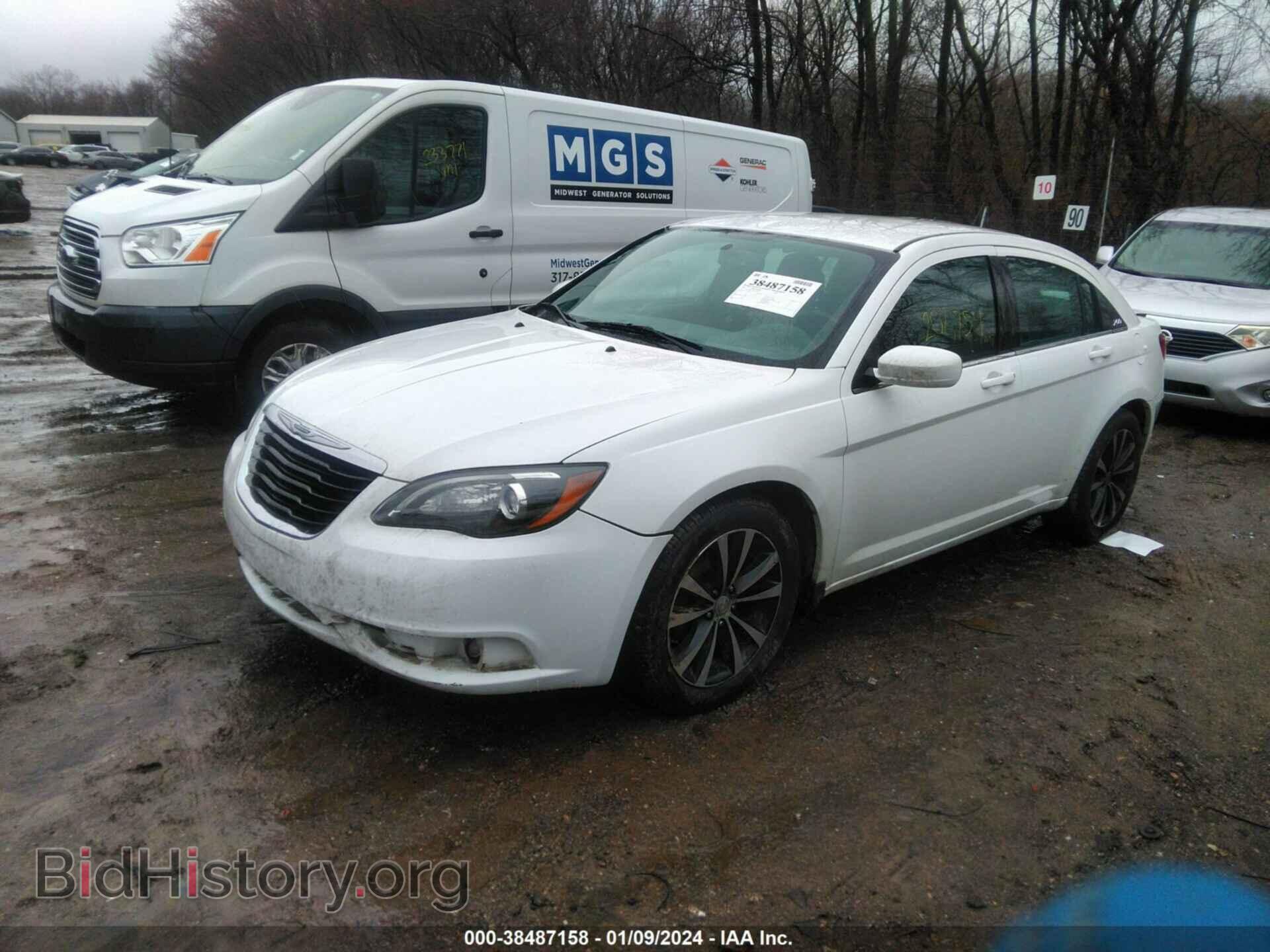 2013 CHRYSLER 200 - VIN: 1C3CCBBG3DN716589 - Фото 2