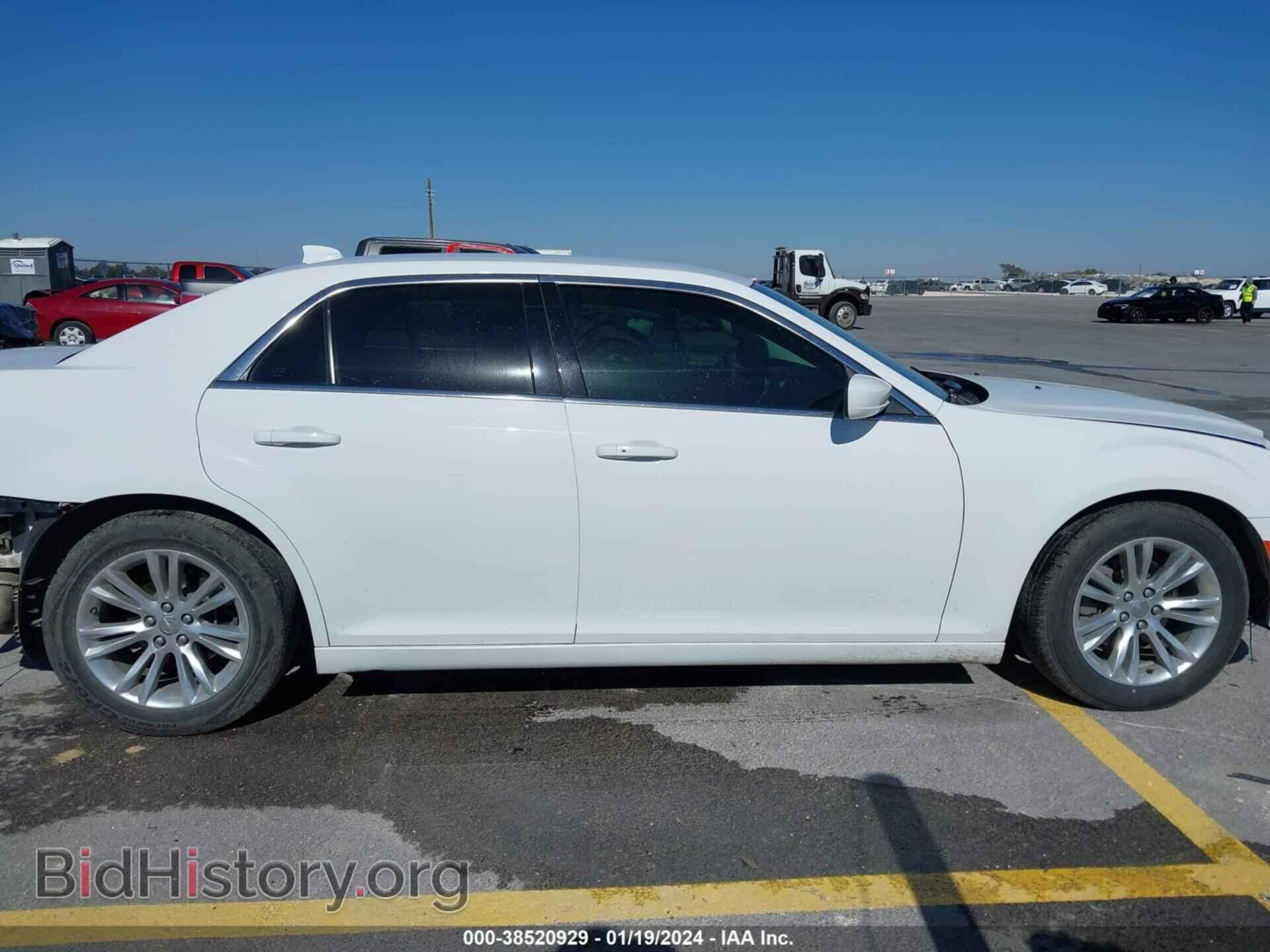 2019 CHRYSLER 300 - VIN: 2C3CCAAGXKH693796 - Фото 14