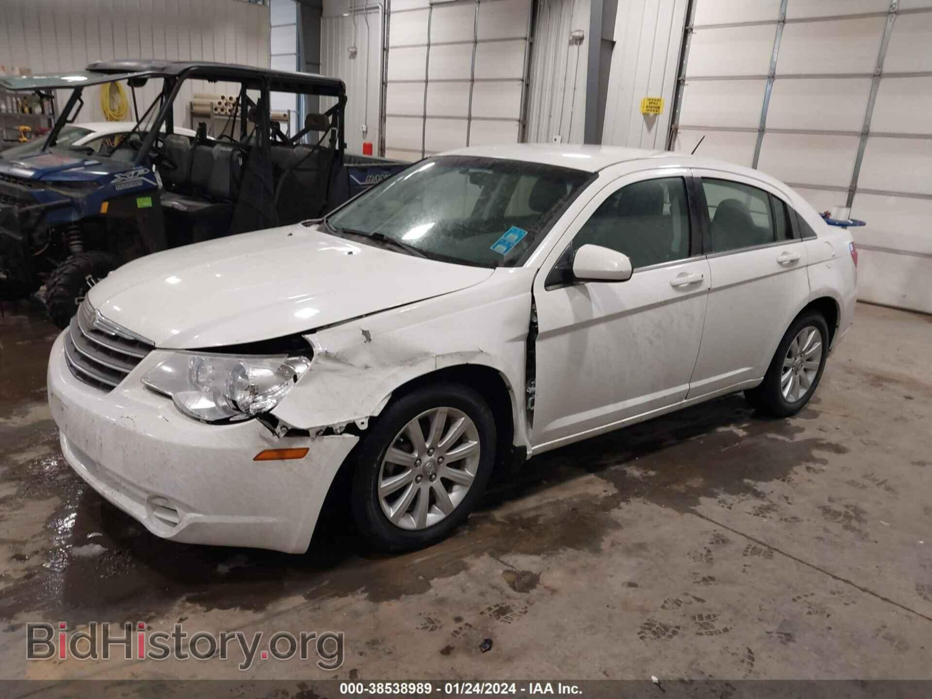 2010 CHRYSLER SEBRING - VIN: 1C3CC5FB0AN180728 - Фото 2