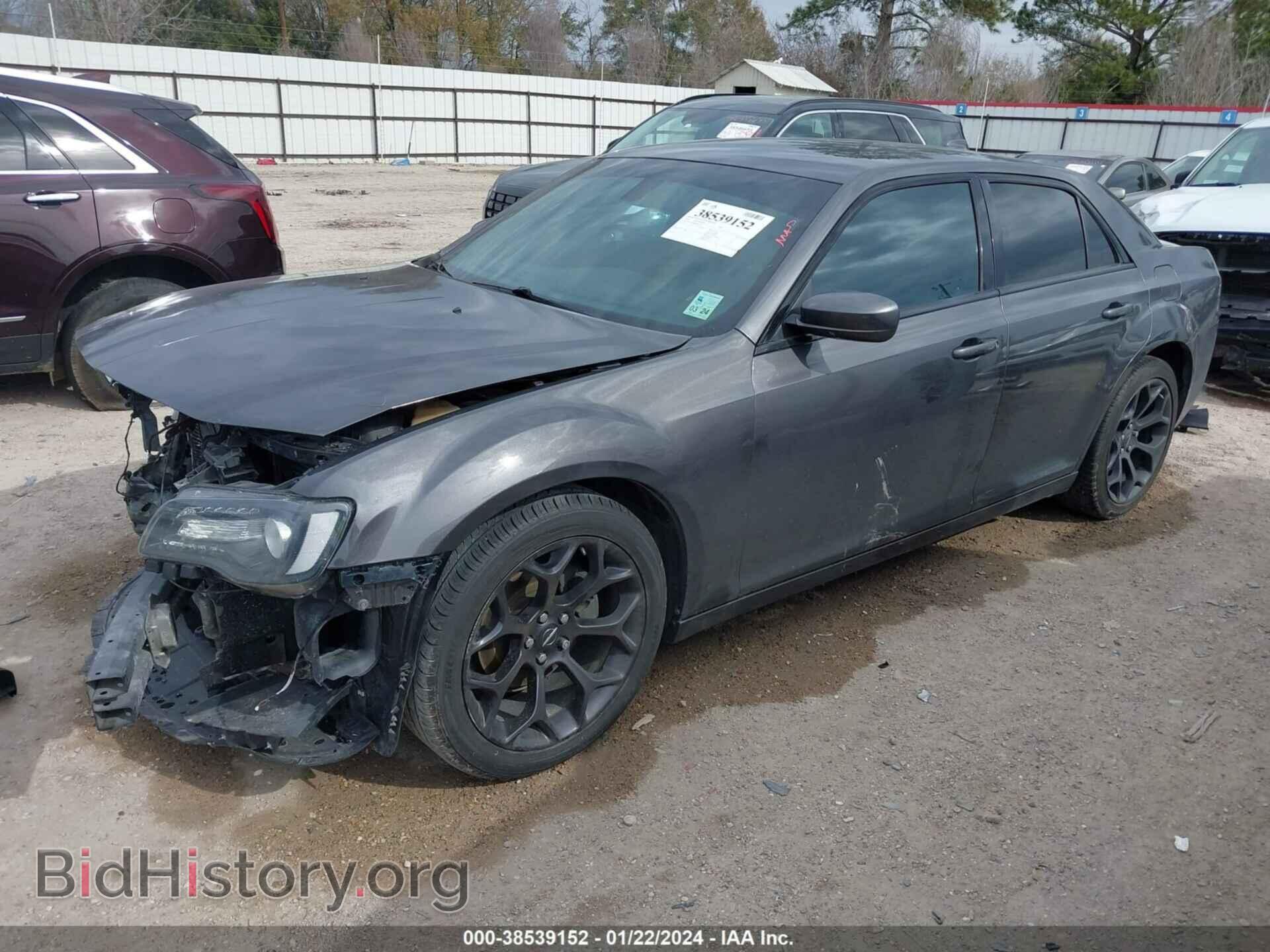 2019 CHRYSLER 300 - VIN: 2C3CCABG8KH697568 - Фото 2