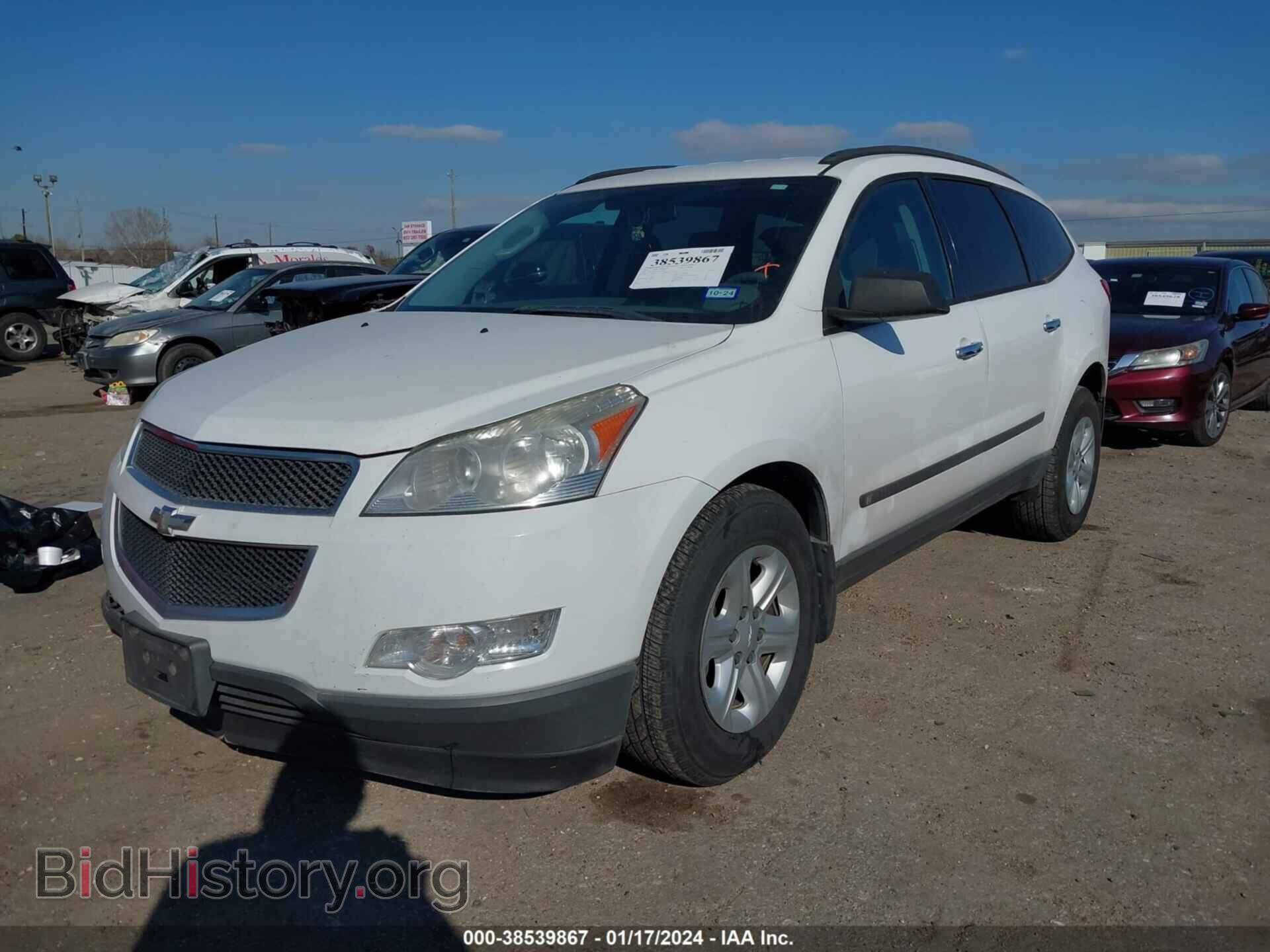 2010 CHEVROLET TRAVERSE - VIN: 1GNLVEED3AS134957 - Фото 2