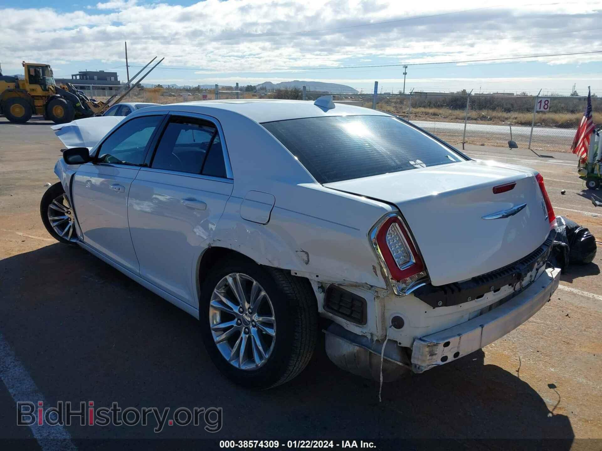 2018 CHRYSLER 300 - VIN: 2C3CCAAG6JH117668 - Фото 3