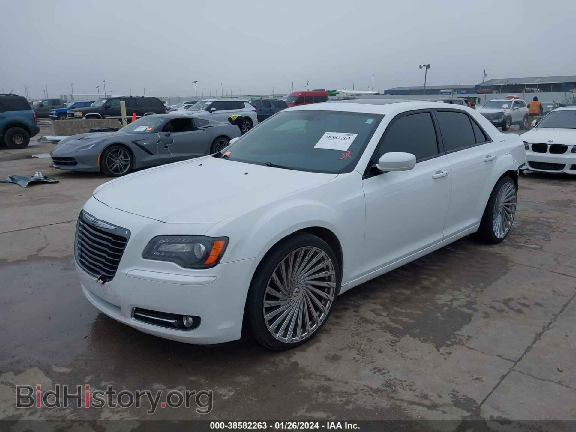 2014 CHRYSLER 300 - VIN: 2C3CCABG8EH321179 - Фото 2