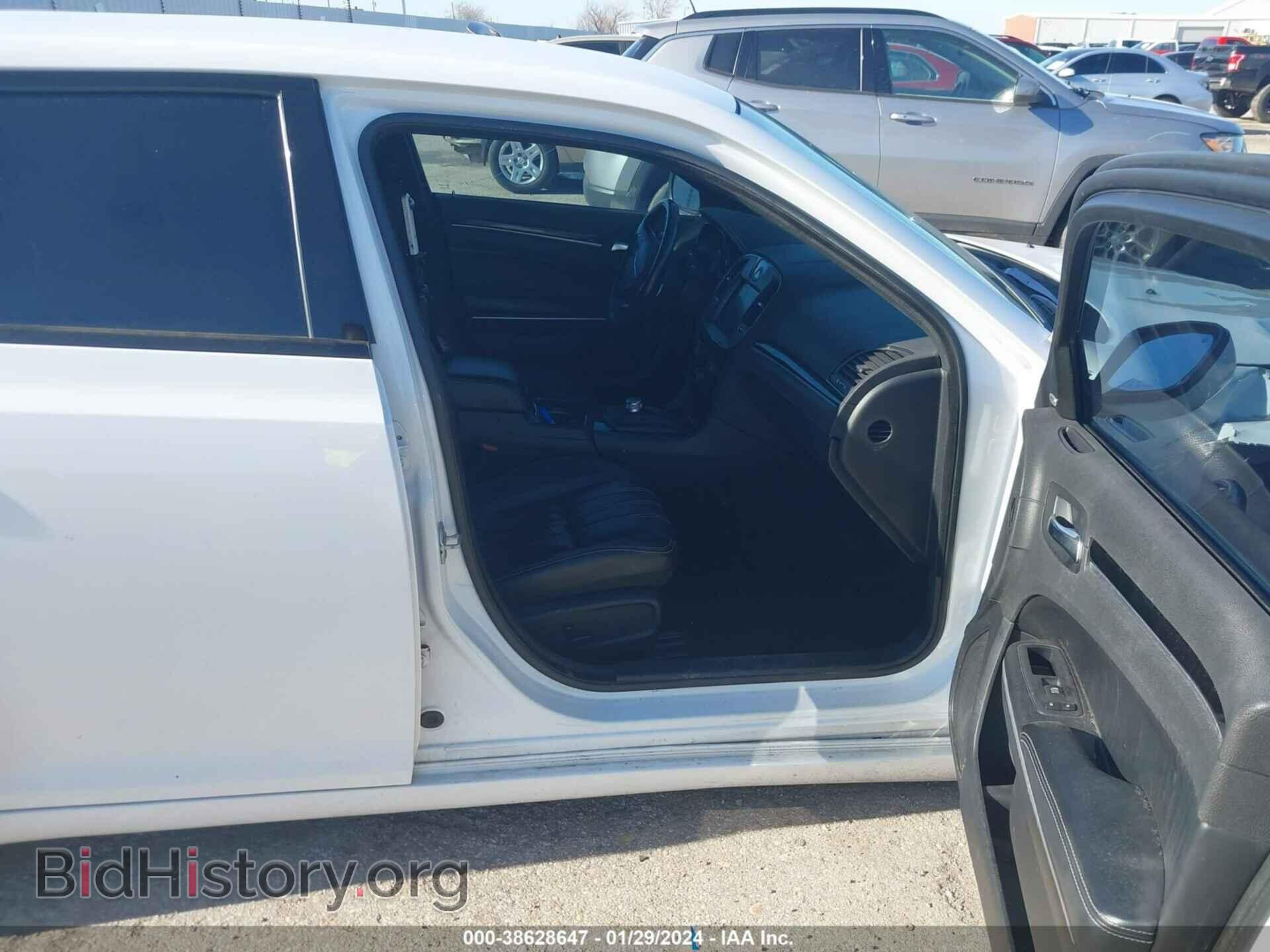2019 CHRYSLER 300 - VIN: 2C3CCABG5KH634024 - Фото 5