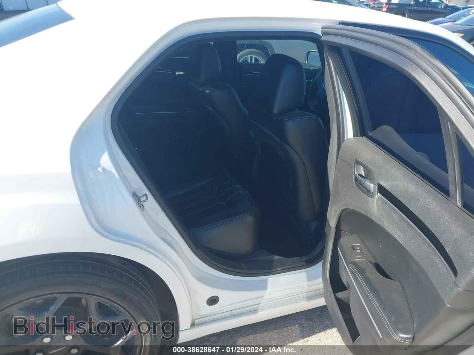2019 CHRYSLER 300 - VIN: 2C3CCABG5KH634024 - Фото 8