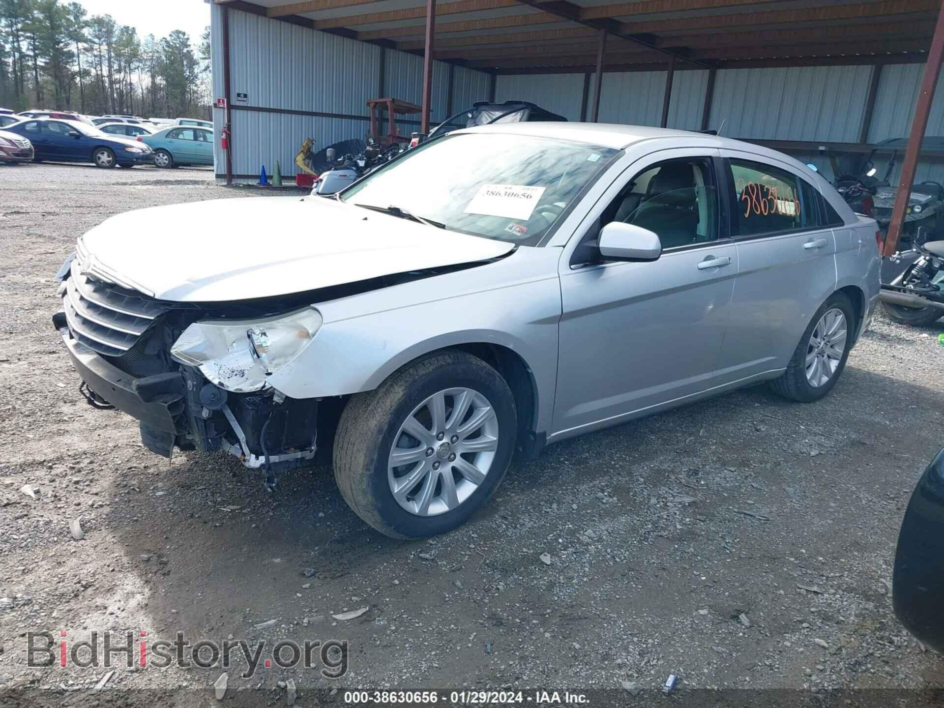 2010 CHRYSLER SEBRING - VIN: 1C3CC5FB9AN180775 - Фото 2