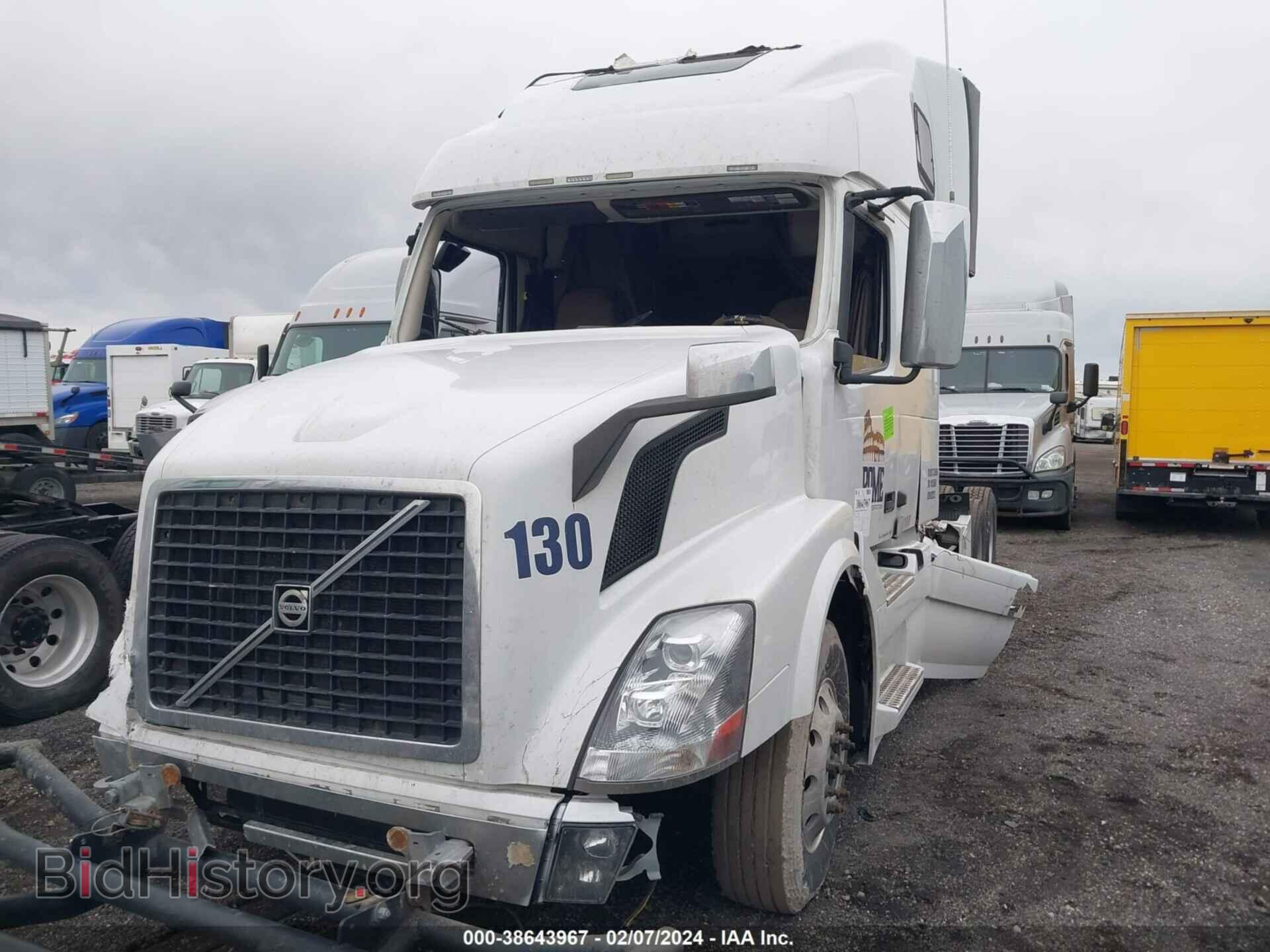 2016 VOLVO VN - VIN: 4V4NC9TH2GN938649 - Фото 2