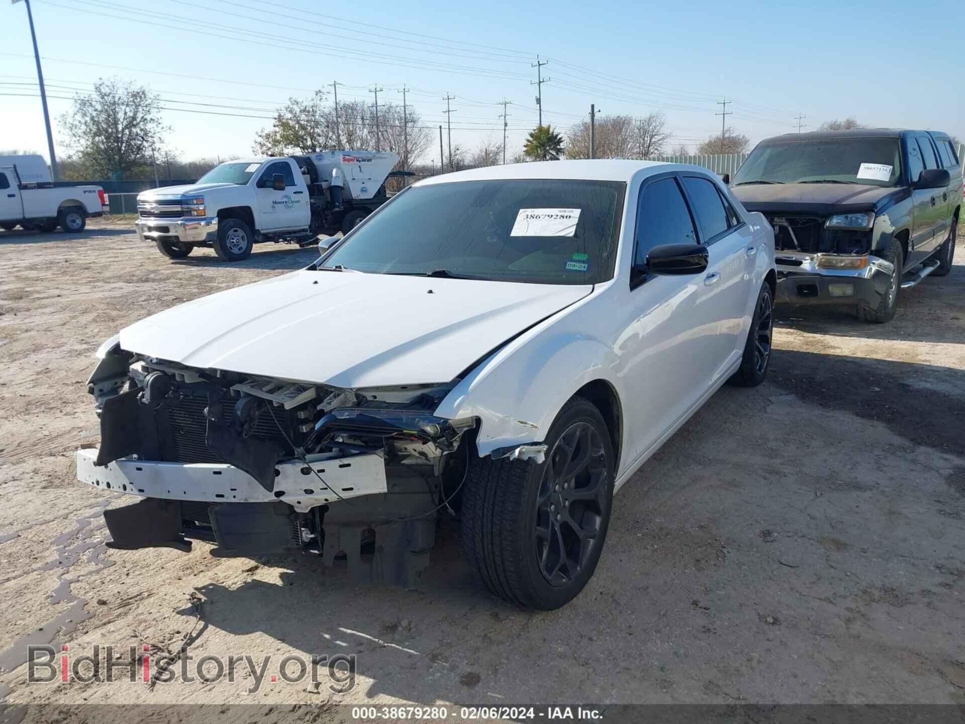 2019 CHRYSLER 300 - VIN: 2C3CCAAG4KH743513 - Фото 2