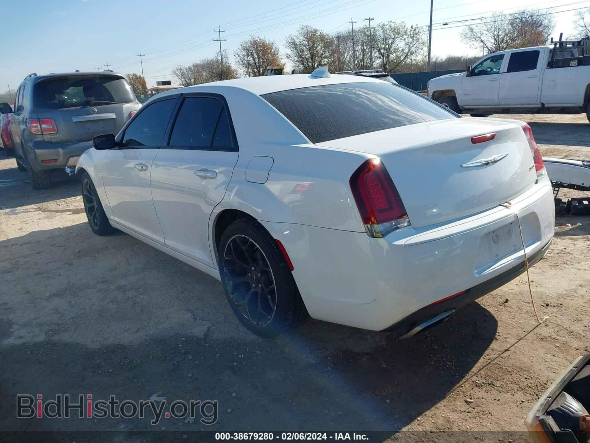2019 CHRYSLER 300 - VIN: 2C3CCAAG4KH743513 - Фото 3