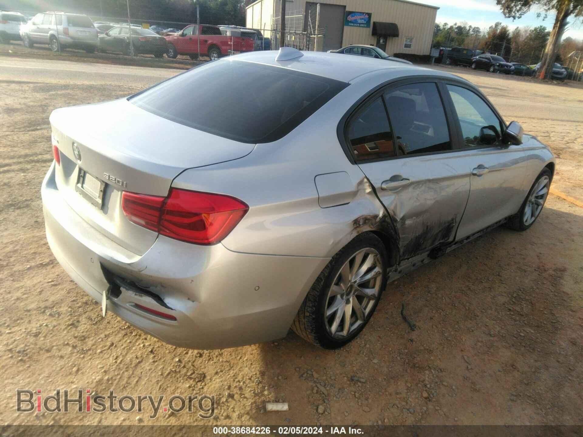 2018 BMW 320I - VIN: WBA8A3C57JA487098 - Фото 4