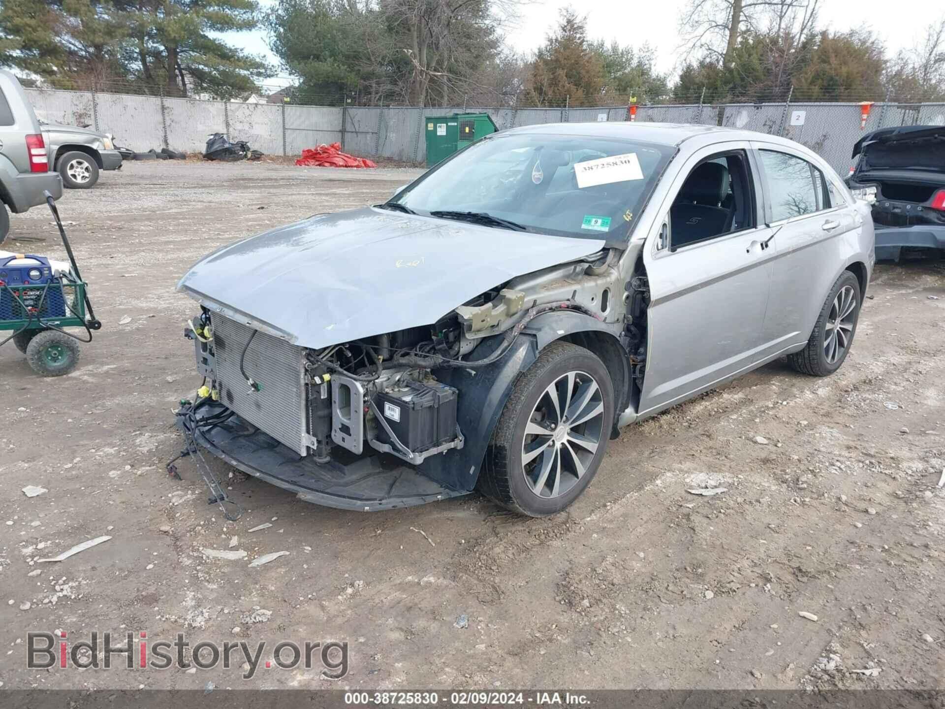 2013 CHRYSLER 200 - VIN: 1C3CCBCG8DN575128 - Фото 2