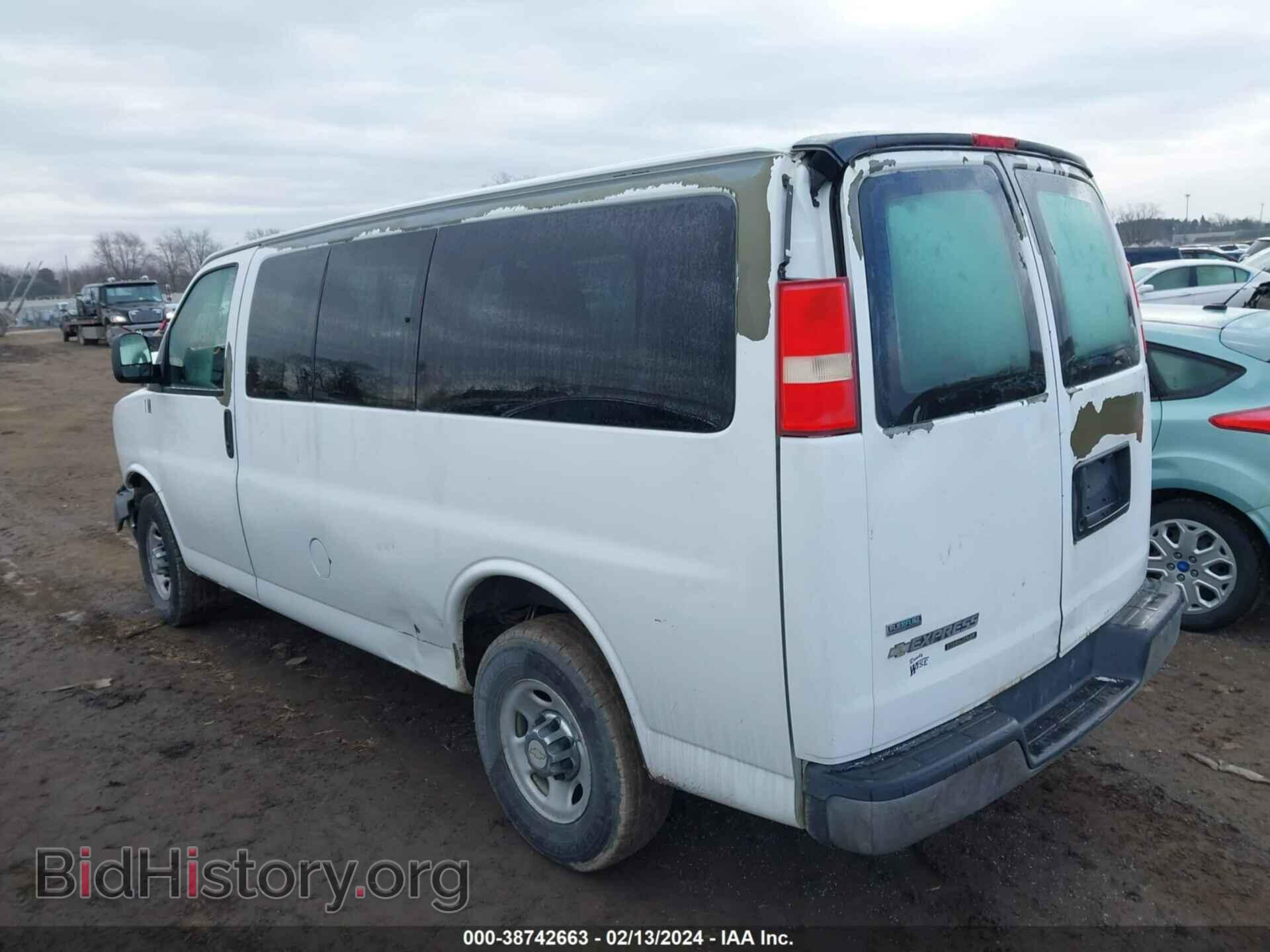 2011 CHEVROLET EXPRESS 2500 - VIN: 1GAWGRFA3B1140592 - Фото 3