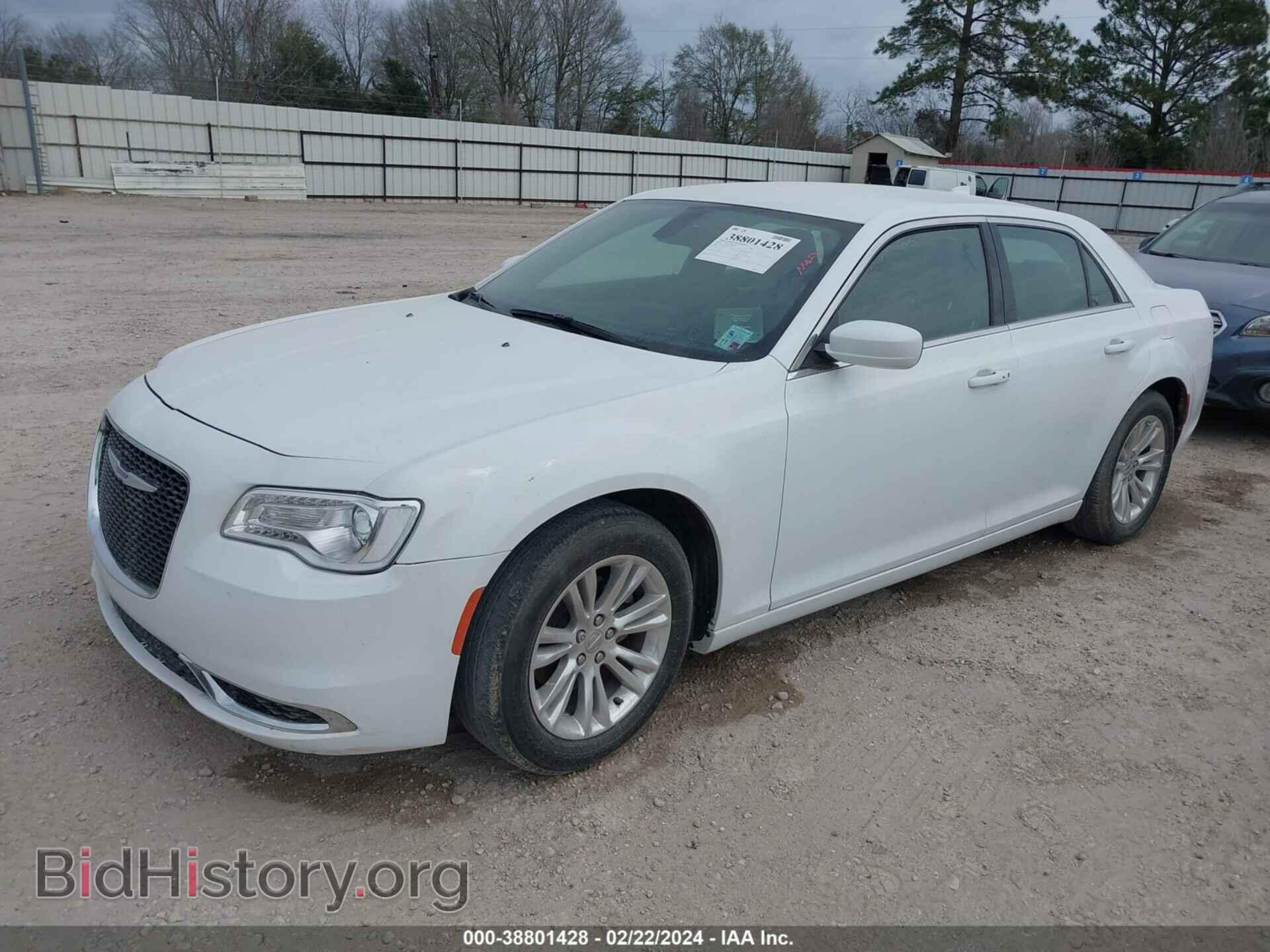 2019 CHRYSLER 300 - VIN: 2C3CCAAG0KH727227 - Фото 2