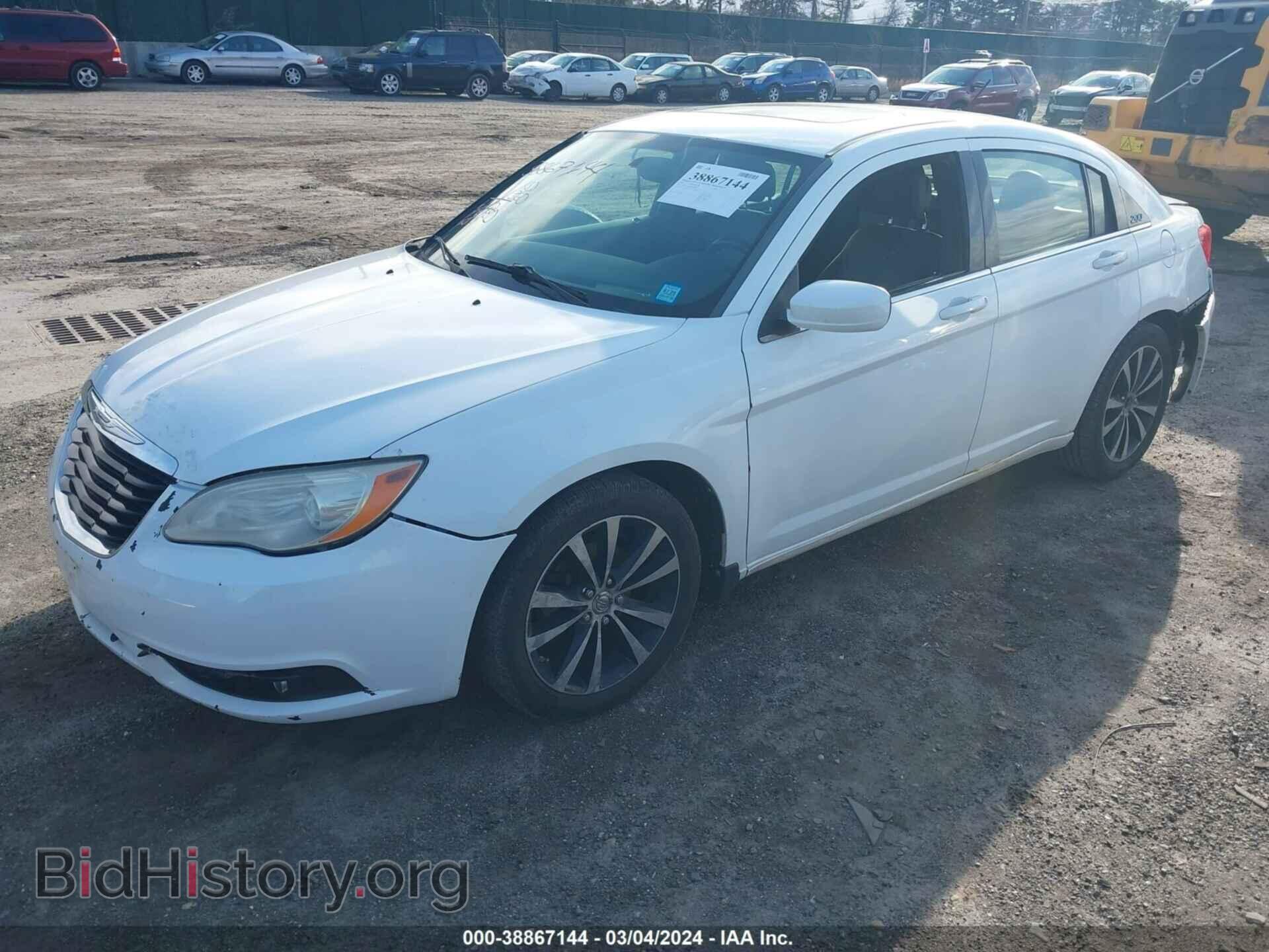 2011 CHRYSLER 200 - VIN: 1C3BC8FG5BN567799 - Фото 2