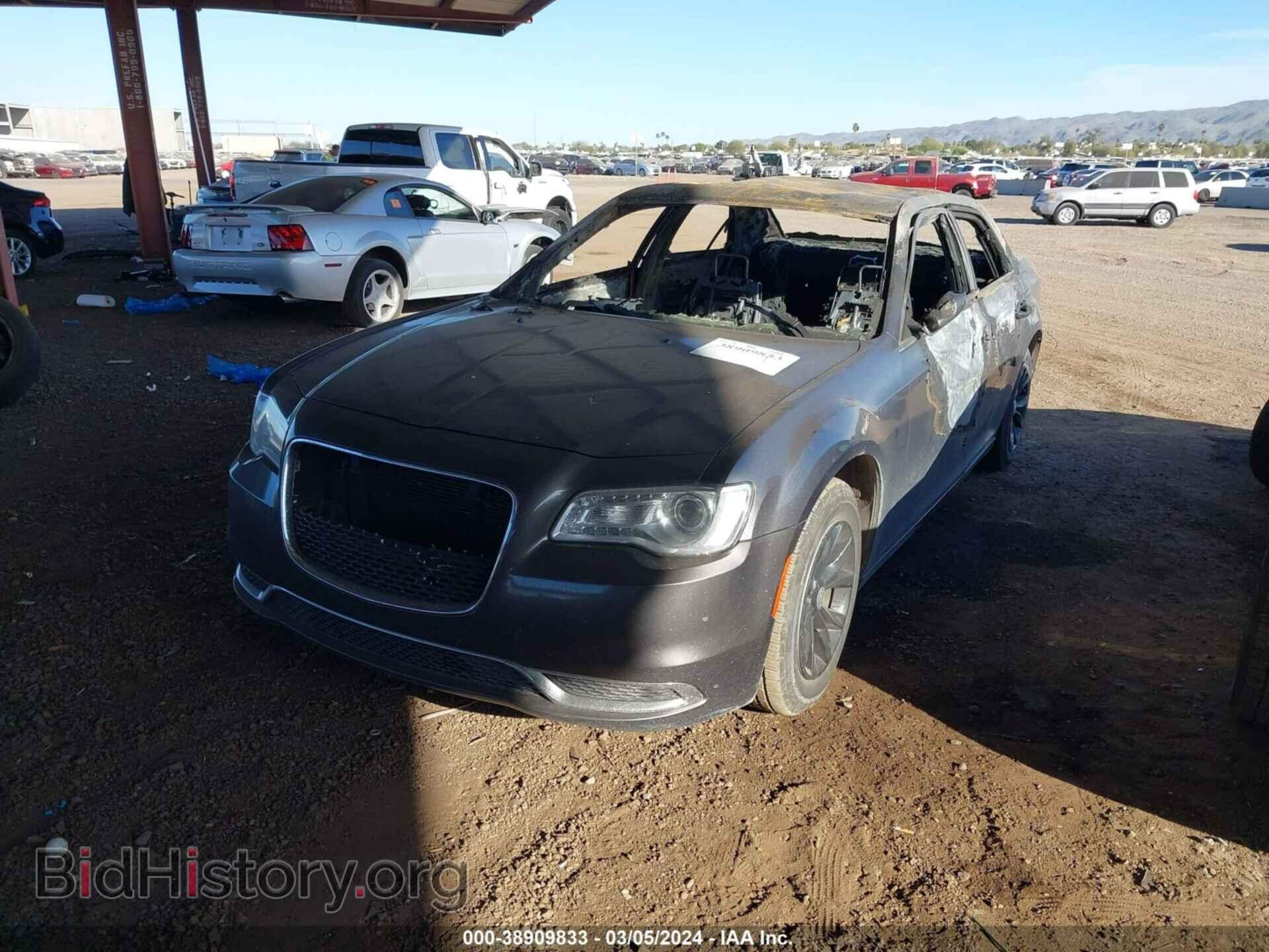 2019 CHRYSLER 300 - VIN: 2C3CCAAG9KH568739 - Фото 2