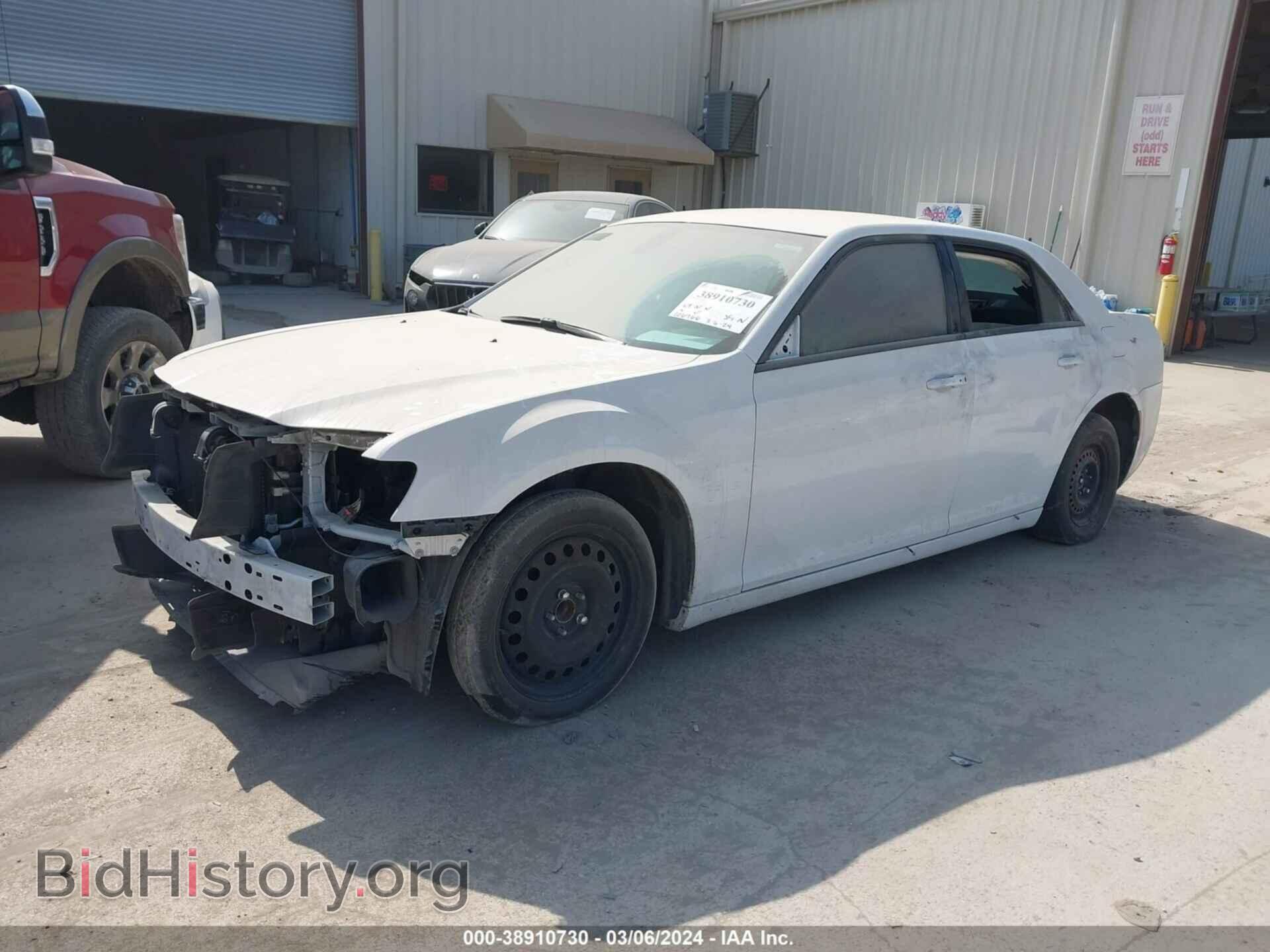 2019 CHRYSLER 300 - VIN: 2C3CCABG6KH524048 - Фото 2