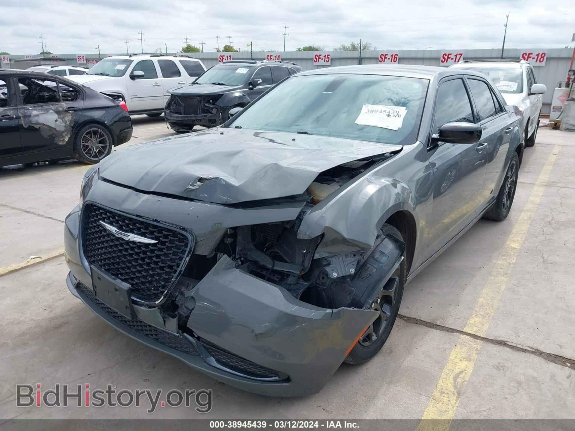 2019 CHRYSLER 300 - VIN: 2C3CCARG7KH706332 - Фото 2