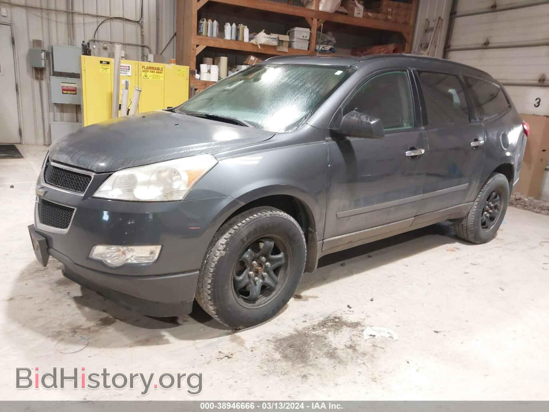 2011 CHEVROLET TRAVERSE - VIN: 1GNKVEED2BJ220196 - Фото 2
