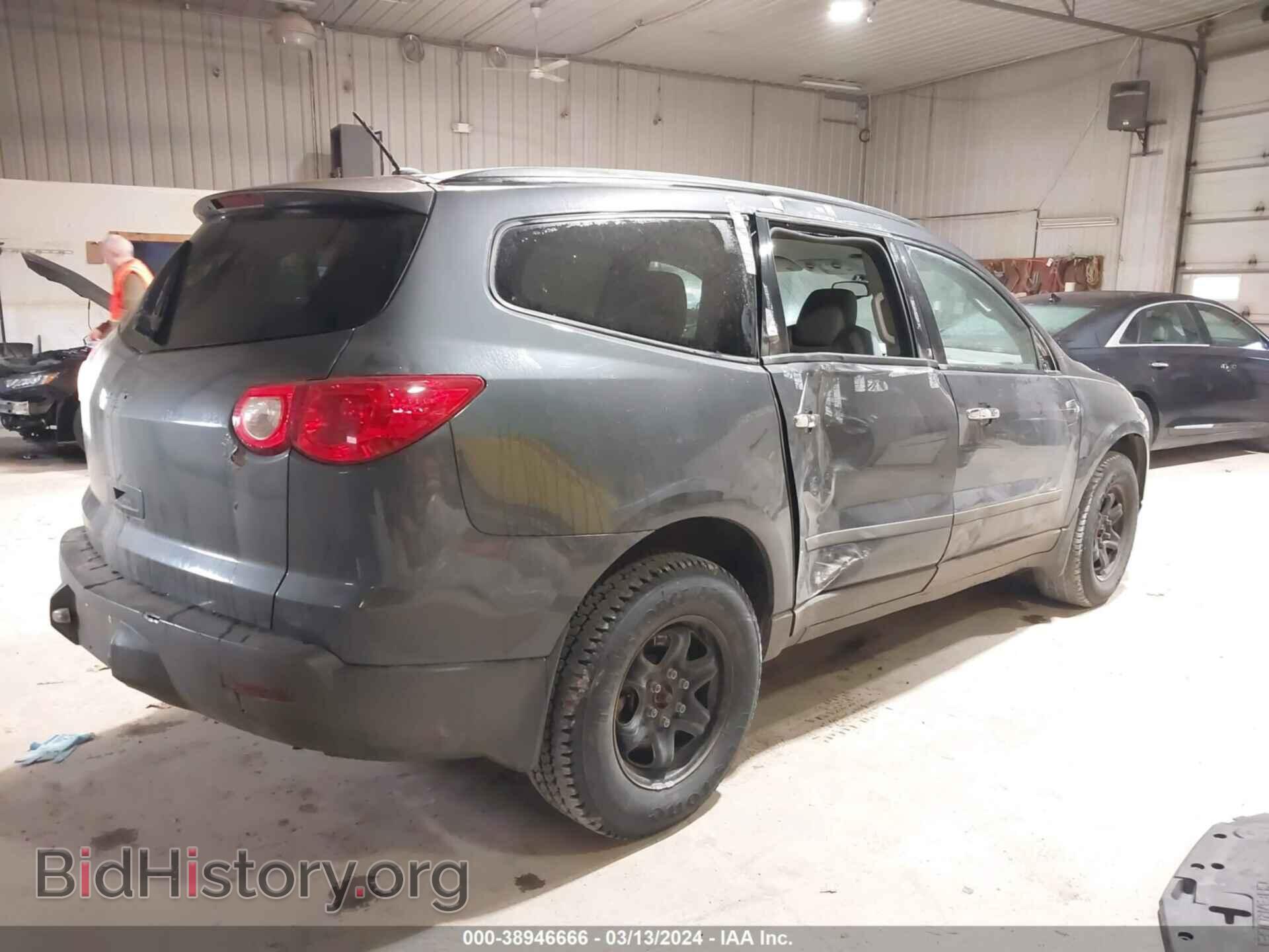 2011 CHEVROLET TRAVERSE - VIN: 1GNKVEED2BJ220196 - Фото 4