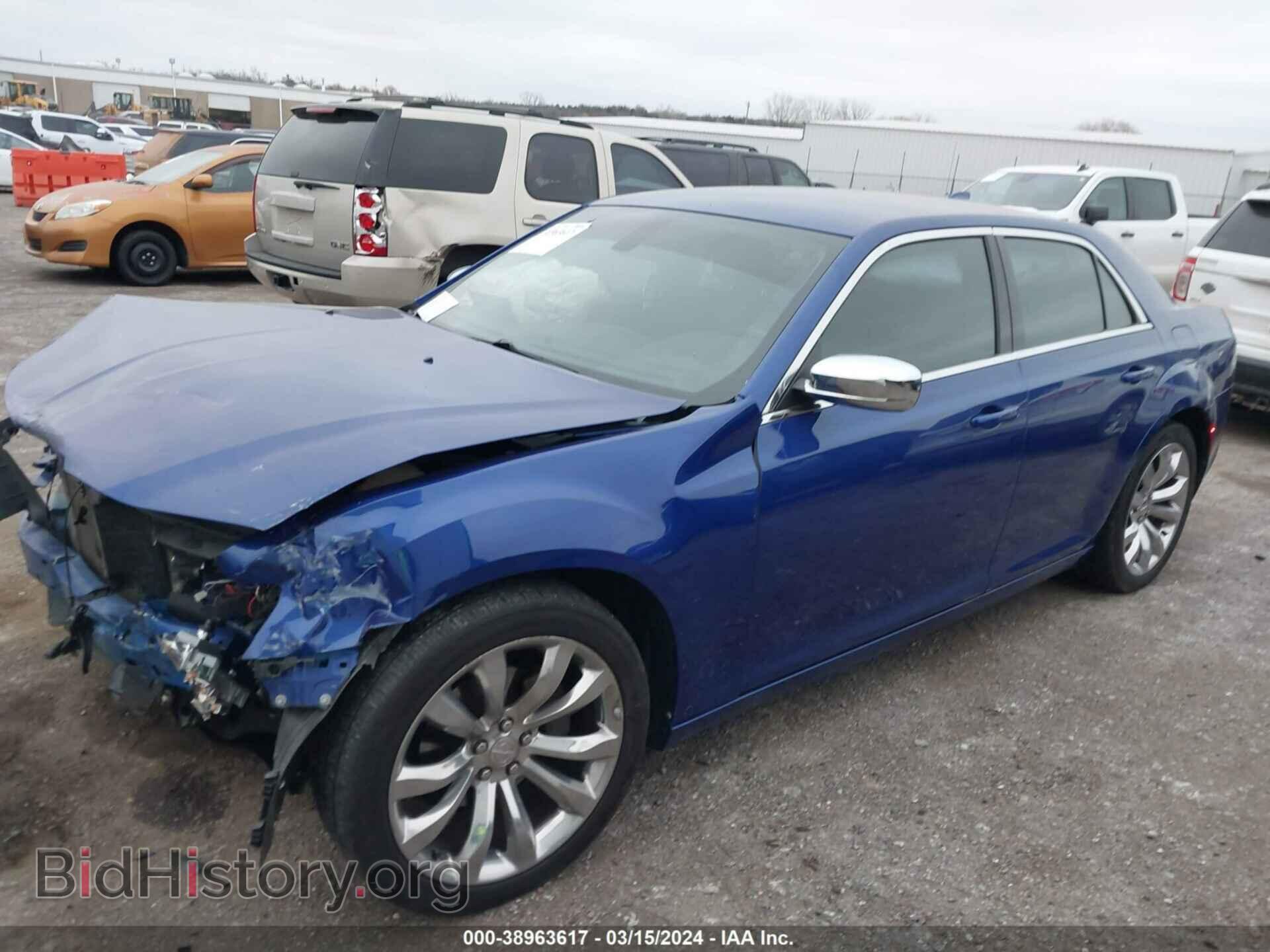 2019 CHRYSLER 300 - VIN: 2C3CCAAG3KH568865 - Фото 2