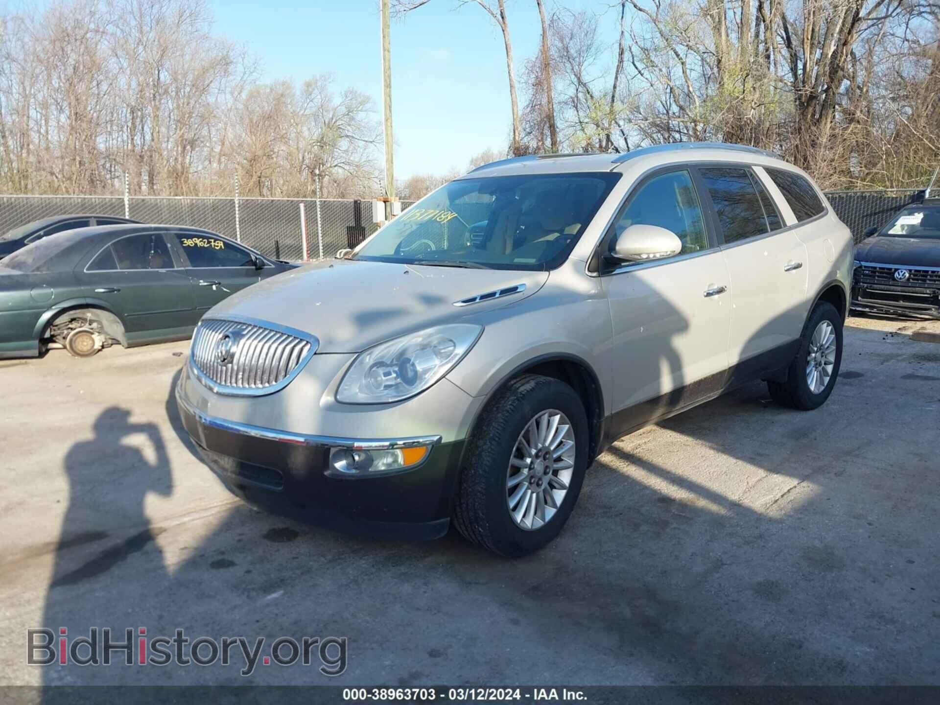 2011 BUICK ENCLAVE - VIN: 5GAKRAED5BJ316105 - Фото 2
