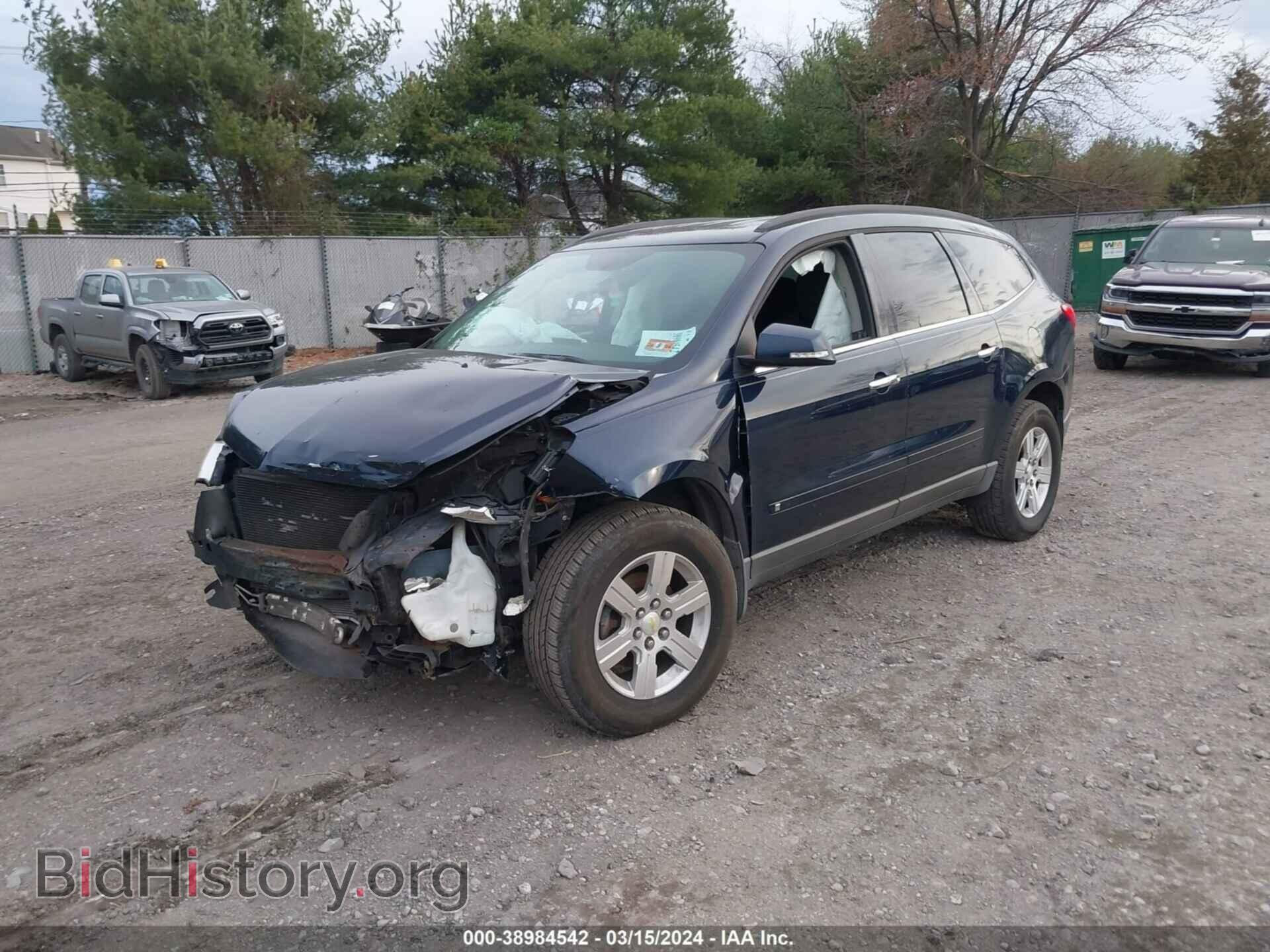 2010 CHEVROLET TRAVERSE - VIN: 1GNLVFED1AS147714 - Фото 2