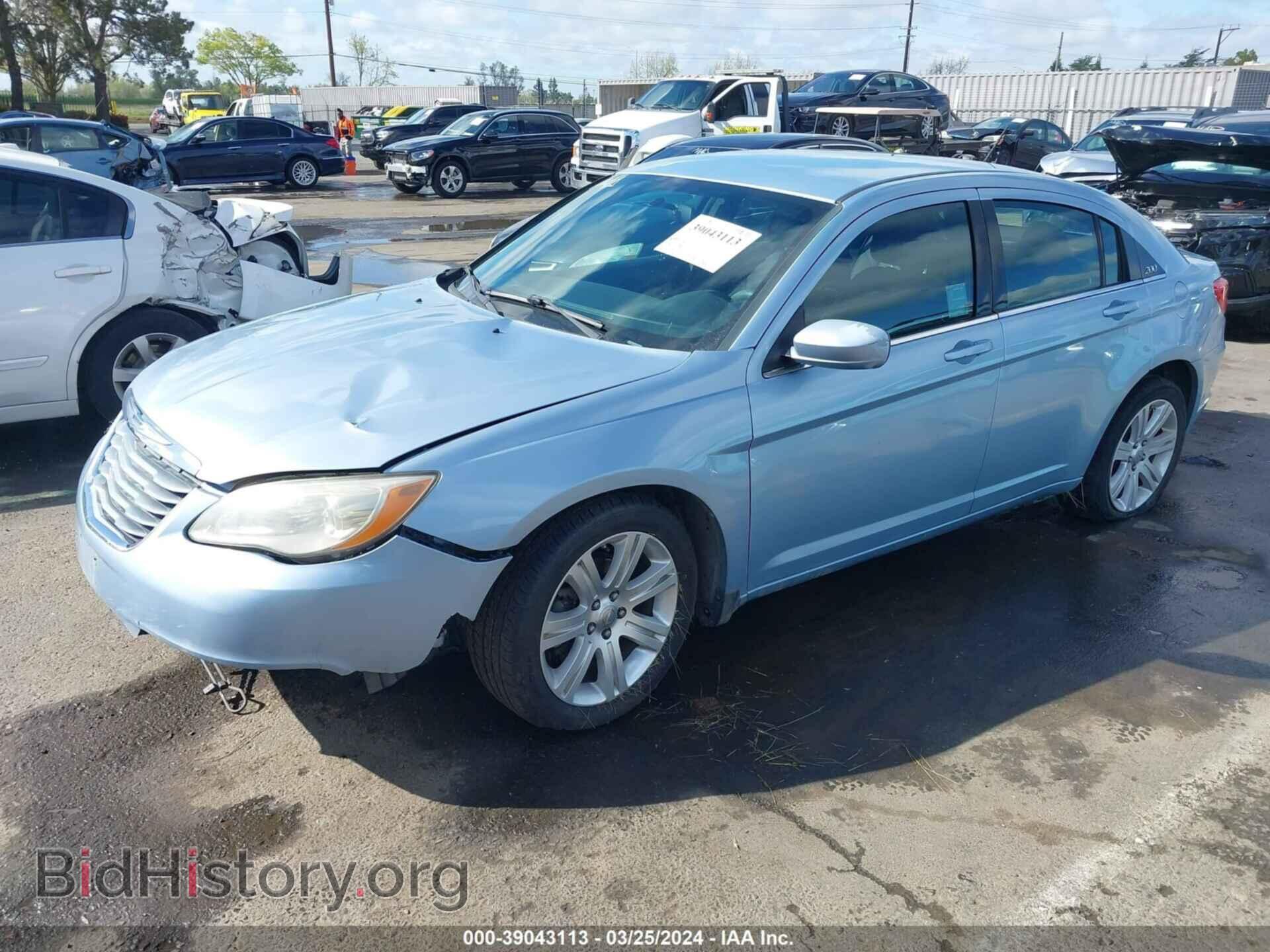 2013 CHRYSLER 200 - VIN: 1C3CCBAB9DN698640 - Фото 2