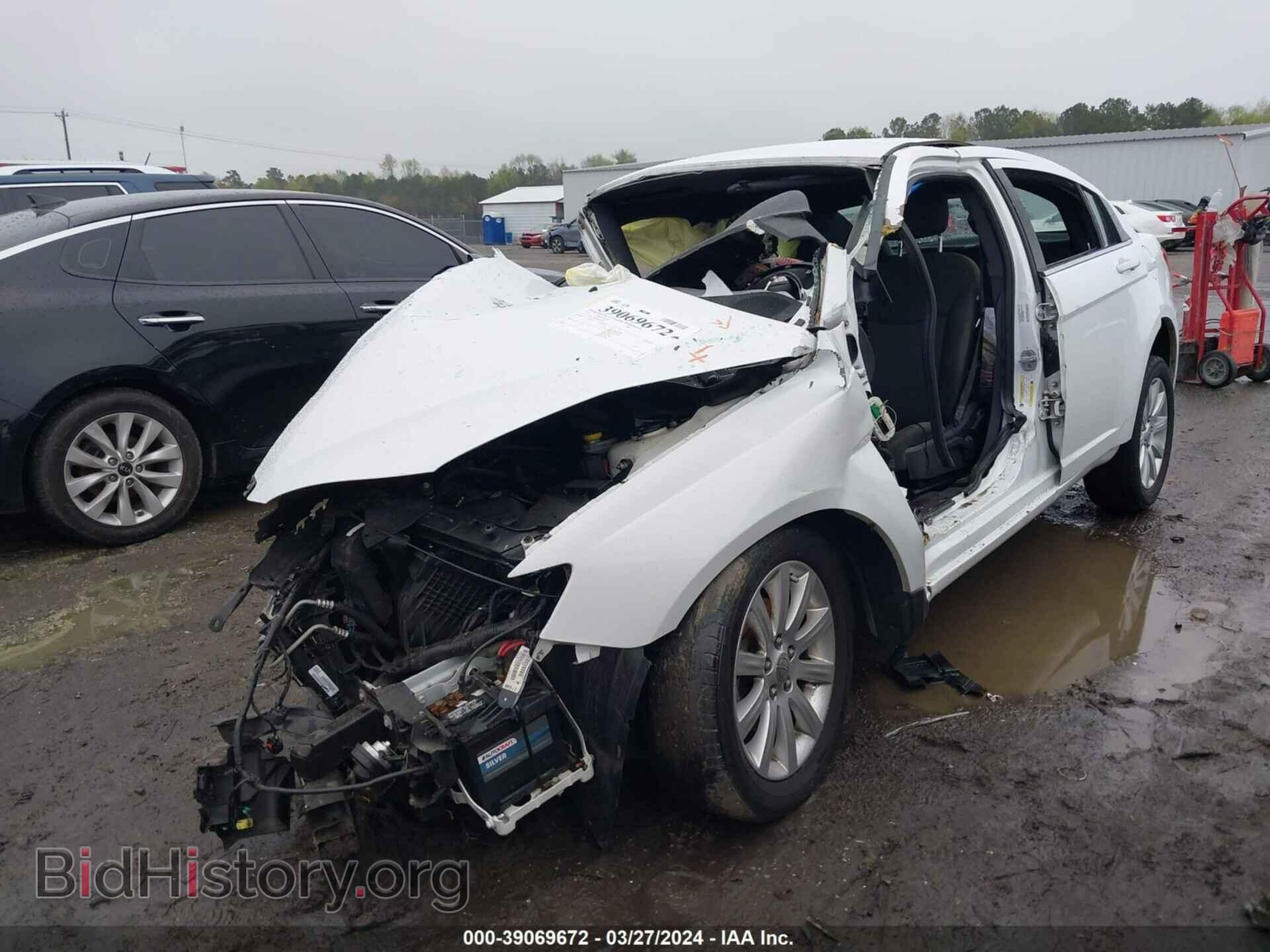 2011 CHRYSLER 200 - VIN: 1C3BC1FB4BN589899 - Фото 2
