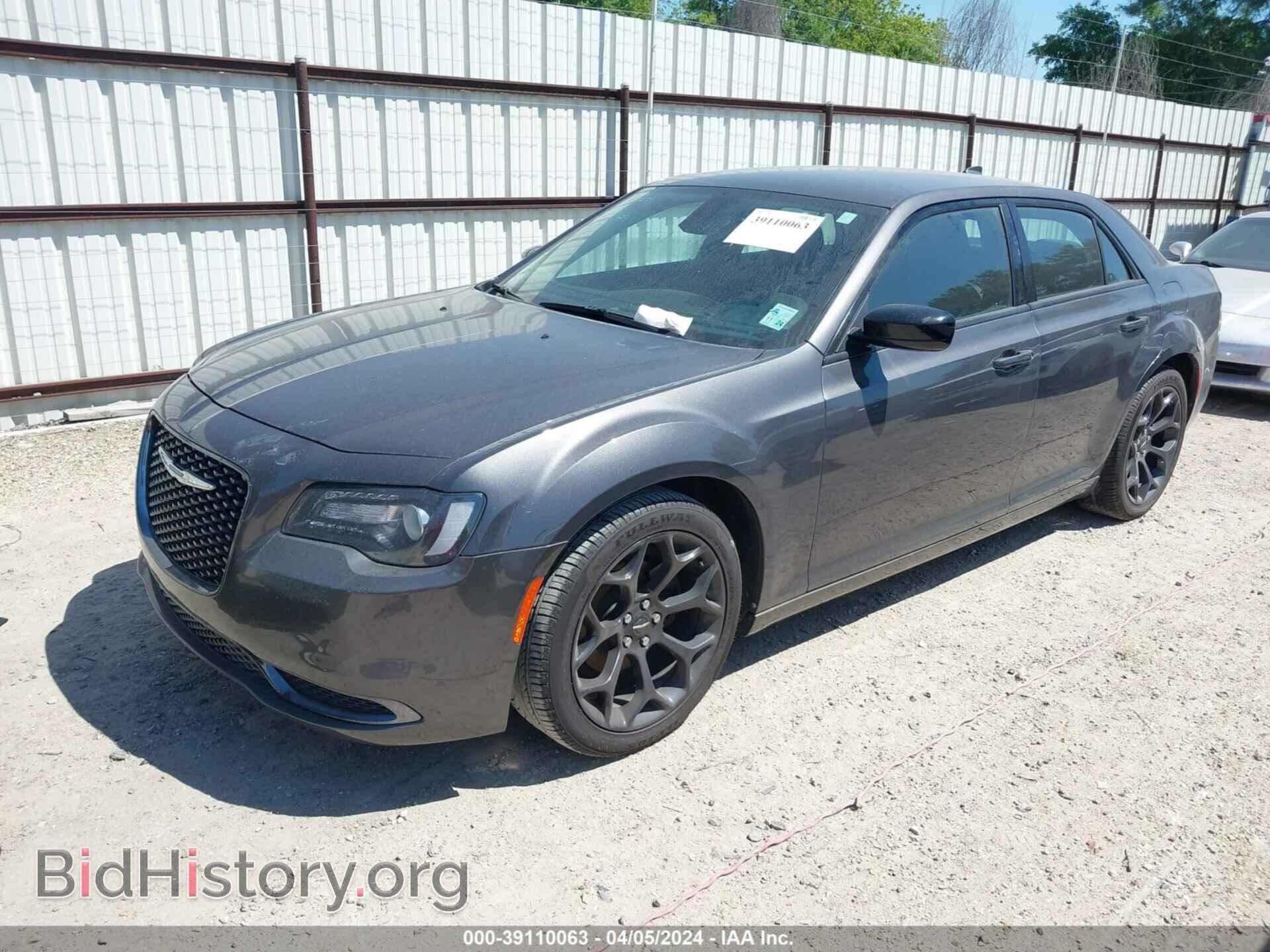 2019 CHRYSLER 300 - VIN: 2C3CCAAG3KH735032 - Фото 2