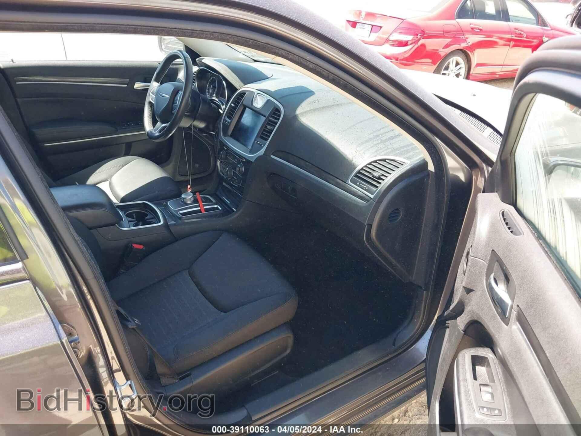 2019 CHRYSLER 300 - VIN: 2C3CCAAG3KH735032 - Фото 5