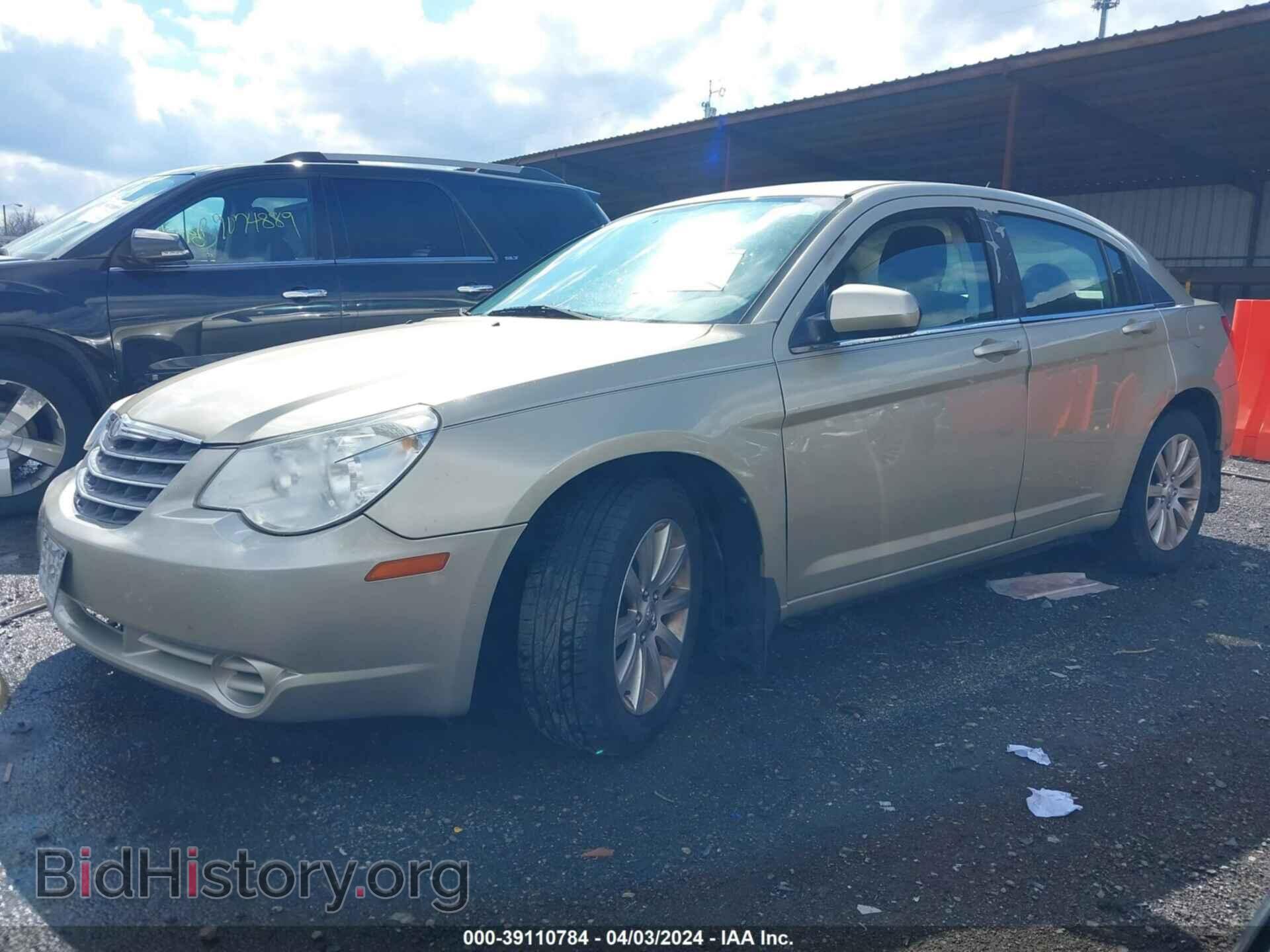 2010 CHRYSLER SEBRING - VIN: 1C3CC5FB4AN110648 - Фото 2