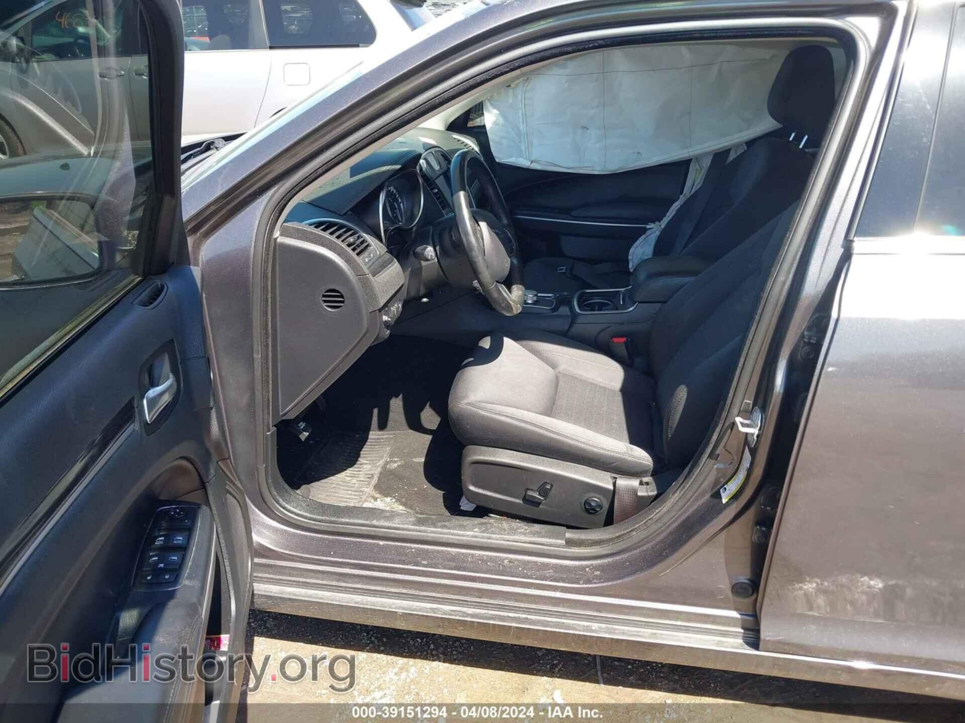 2019 CHRYSLER 300 - VIN: 2C3CCAAG4KH565196 - Фото 5