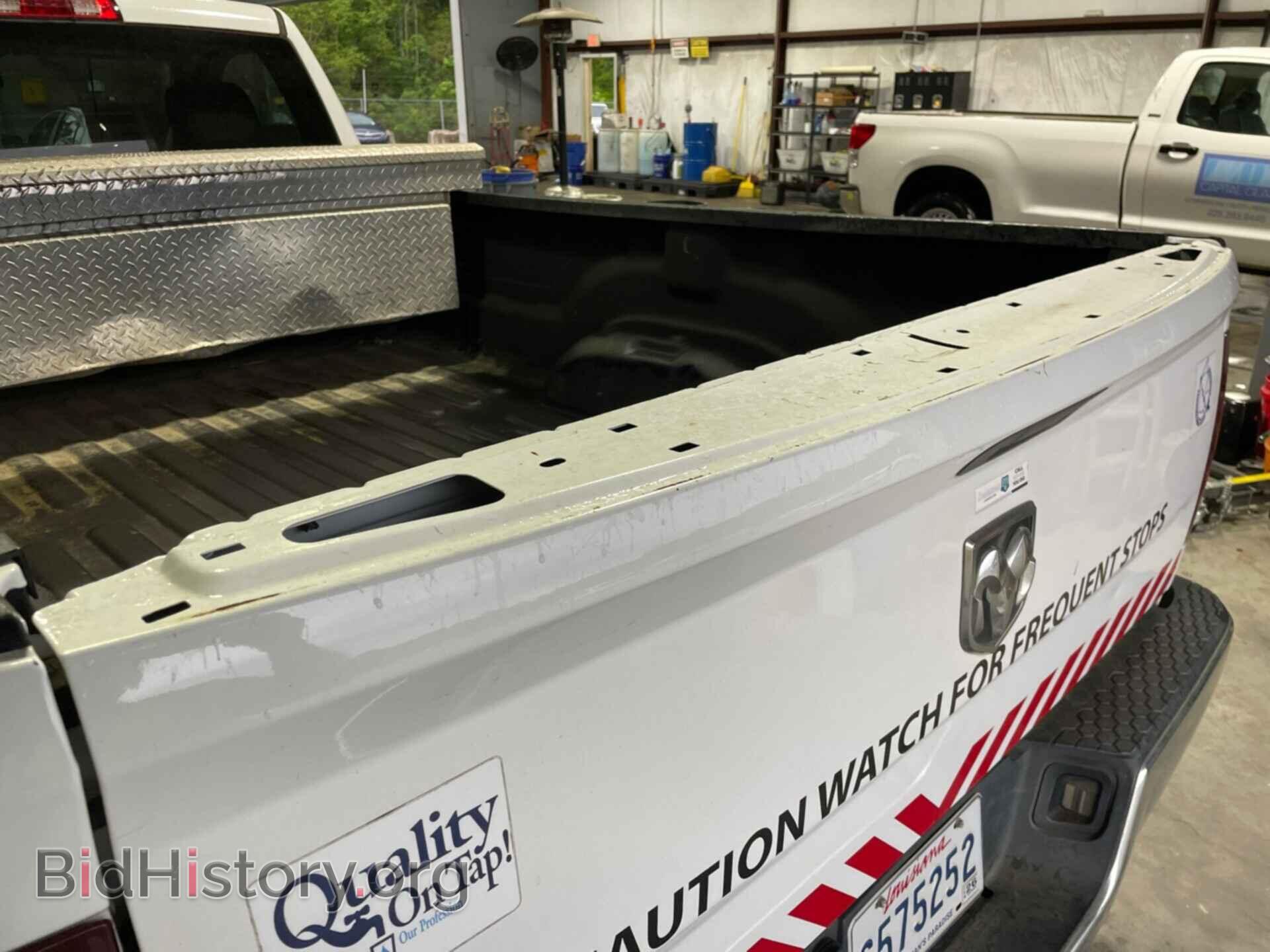 2017 RAM 1500 - VIN: 3C6JR6DGXHG703009 - Фото 2
