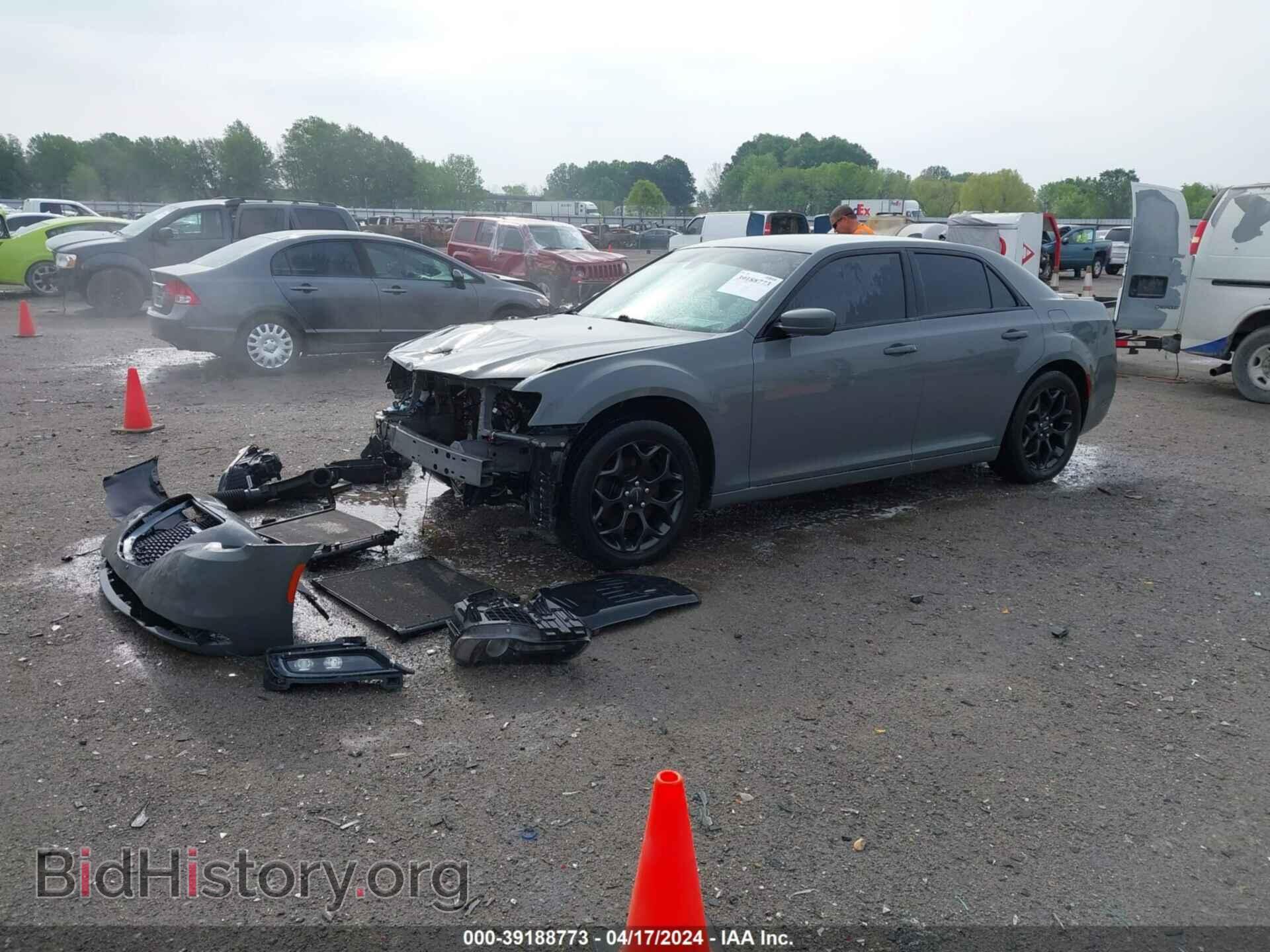 2019 CHRYSLER 300 - VIN: 2C3CCAGG2KH542698 - Фото 2