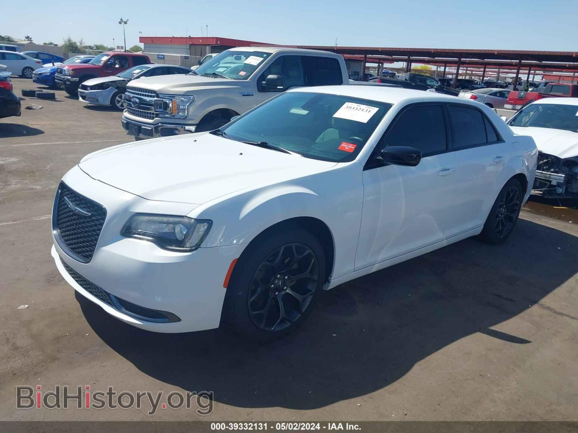 2019 CHRYSLER 300 - VIN: 2C3CCAAG5KH704459 - Фото 2