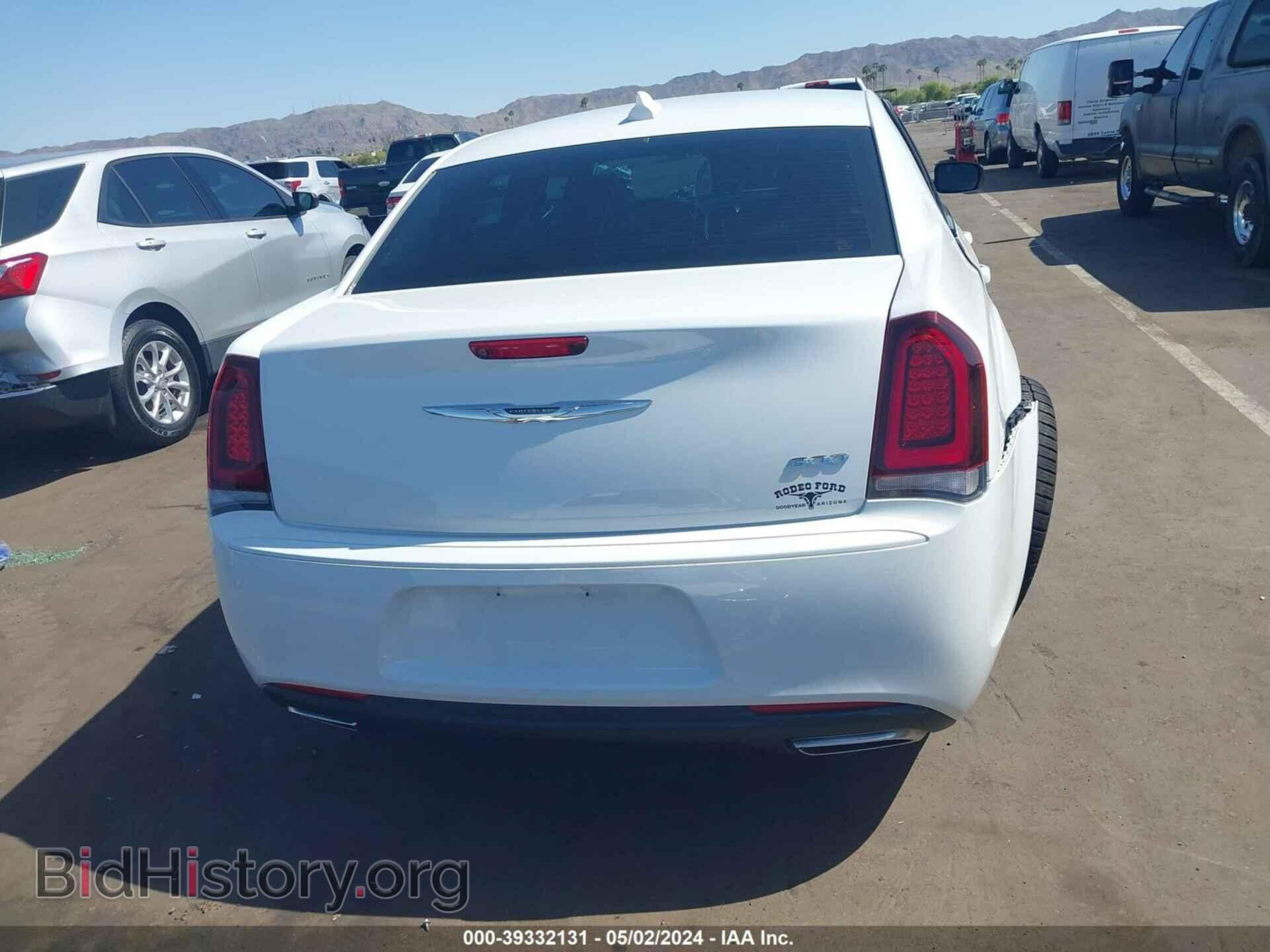 2019 CHRYSLER 300 - VIN: 2C3CCAAG5KH704459 - Фото 16