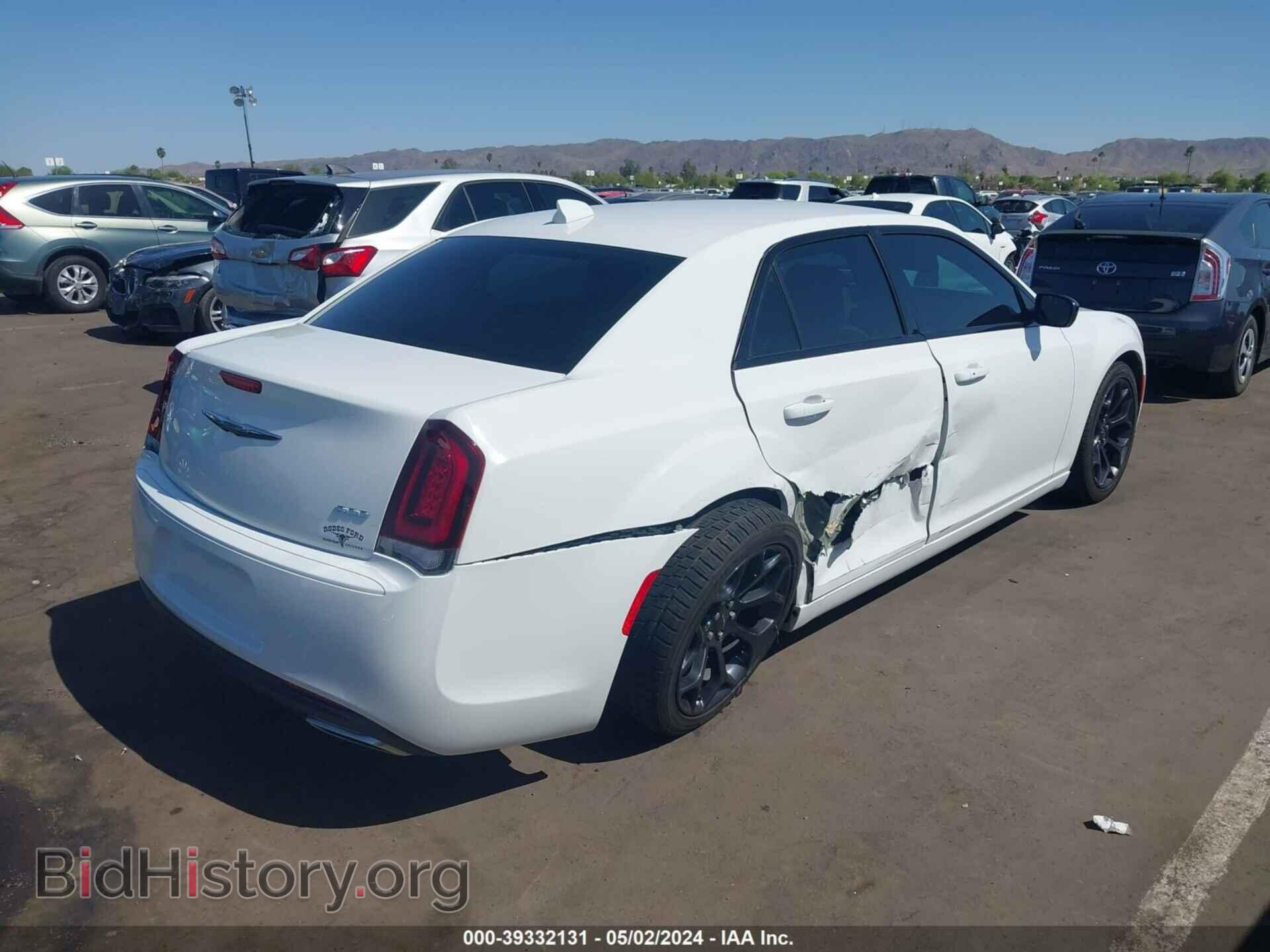 2019 CHRYSLER 300 - VIN: 2C3CCAAG5KH704459 - Фото 4