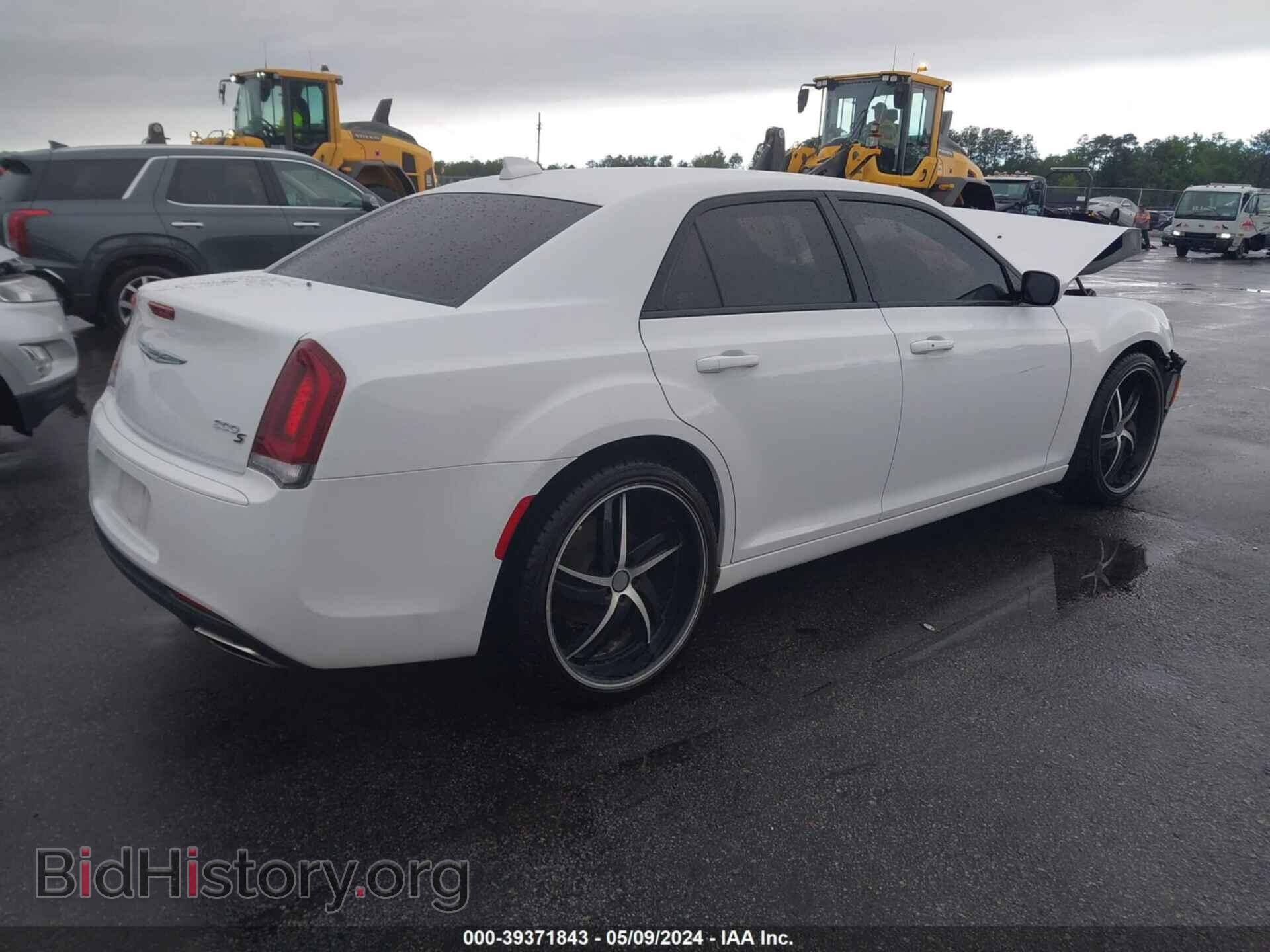 2019 CHRYSLER 300 - VIN: 2C3CCABG3KH539543 - Фото 4