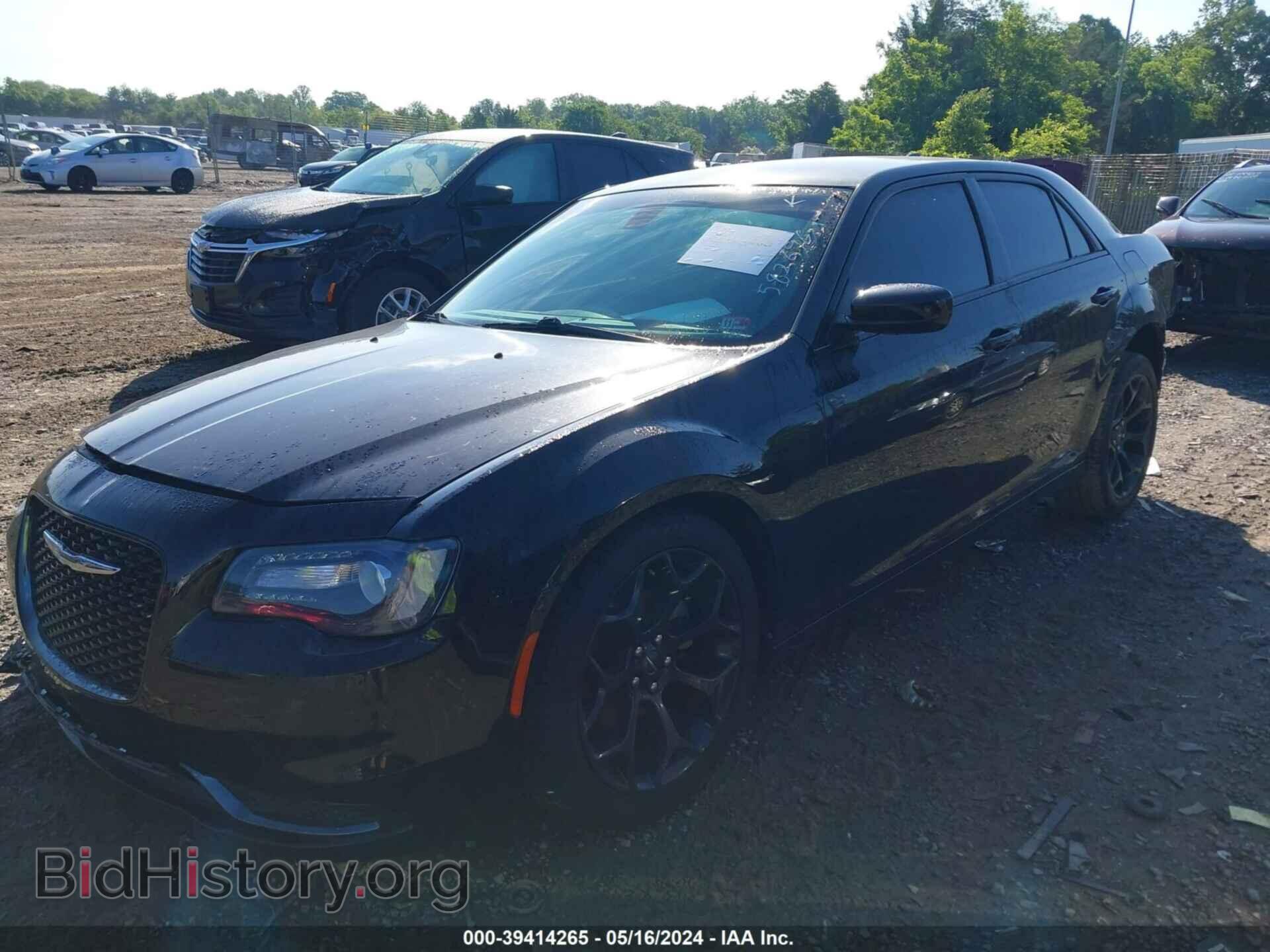 2019 CHRYSLER 300 - VIN: 2C3CCAAGXKH582696 - Фото 2