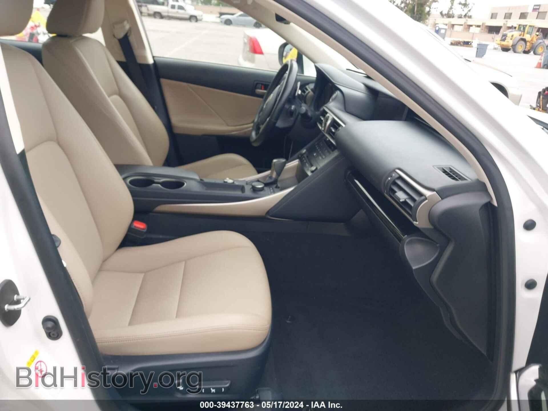2017 LEXUS IS 200T - VIN: JTHBA1D22H5058275 - Фото 5
