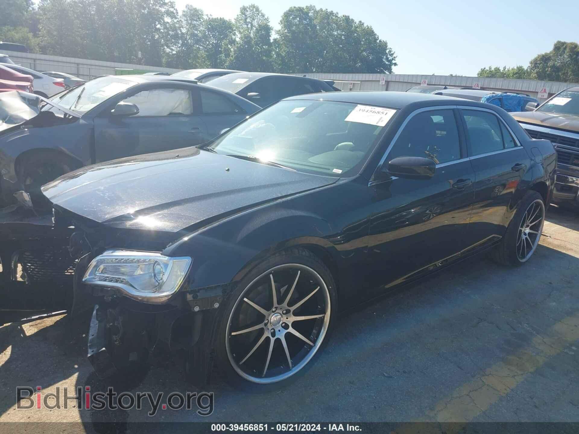 2019 CHRYSLER 300 - VIN: 2C3CCAAG4KH693972 - Фото 2