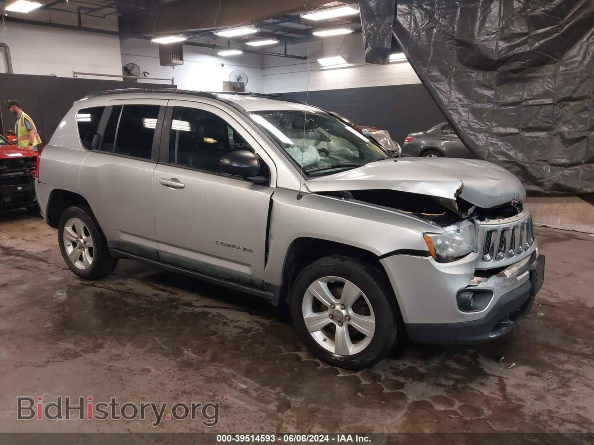 Photo 1J4NF5FB8BD275938 - JEEP COMPASS 2011