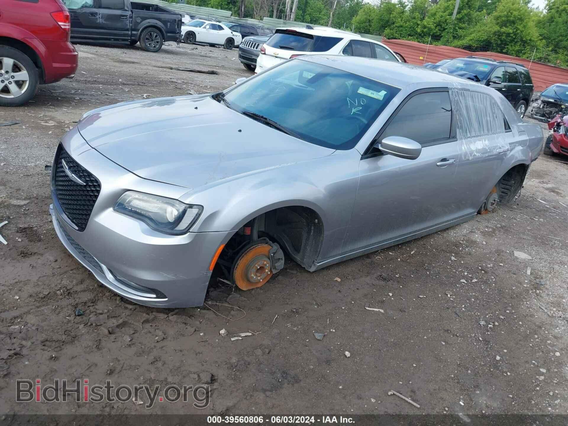 2016 CHRYSLER 300 - VIN: 2C3CCABG1GH260762 - Фото 2